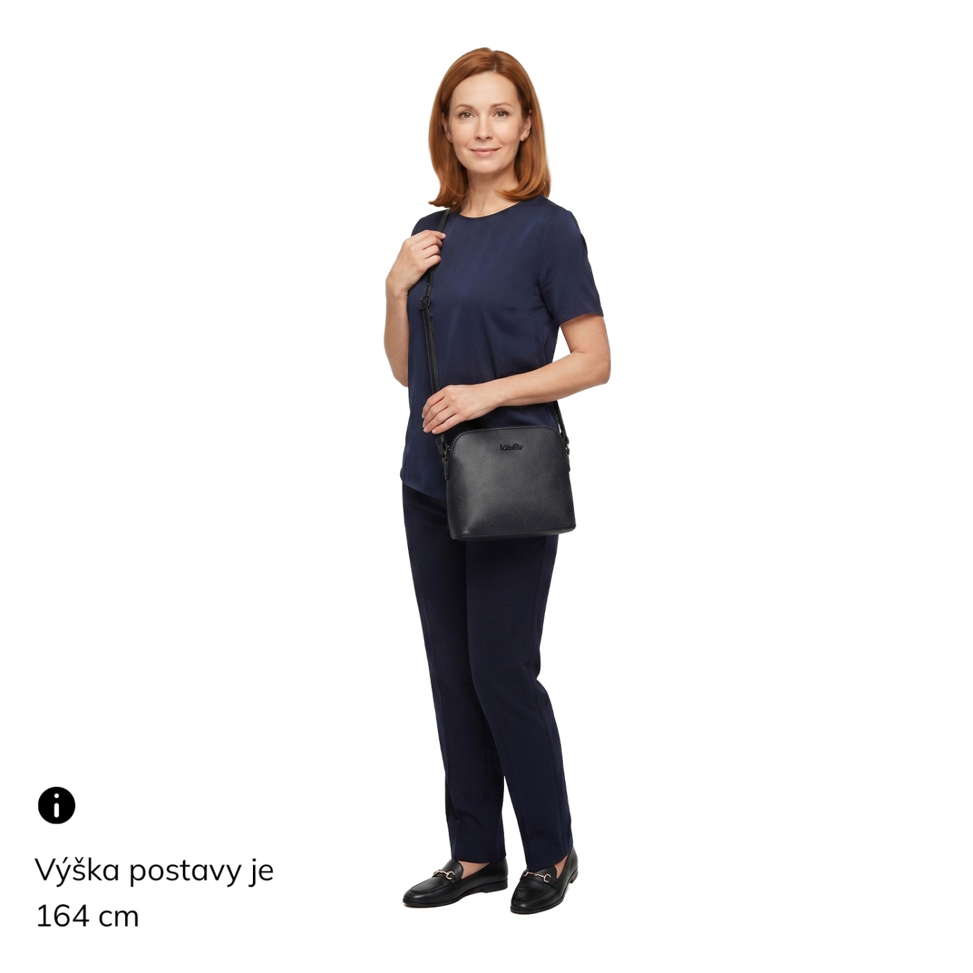 Elegantná crossbody kabelka s čistým dizajnom Le Sands materiál syntetická koža zapínanie na zips farba čierna veľkosť malá 4607 C Na postave