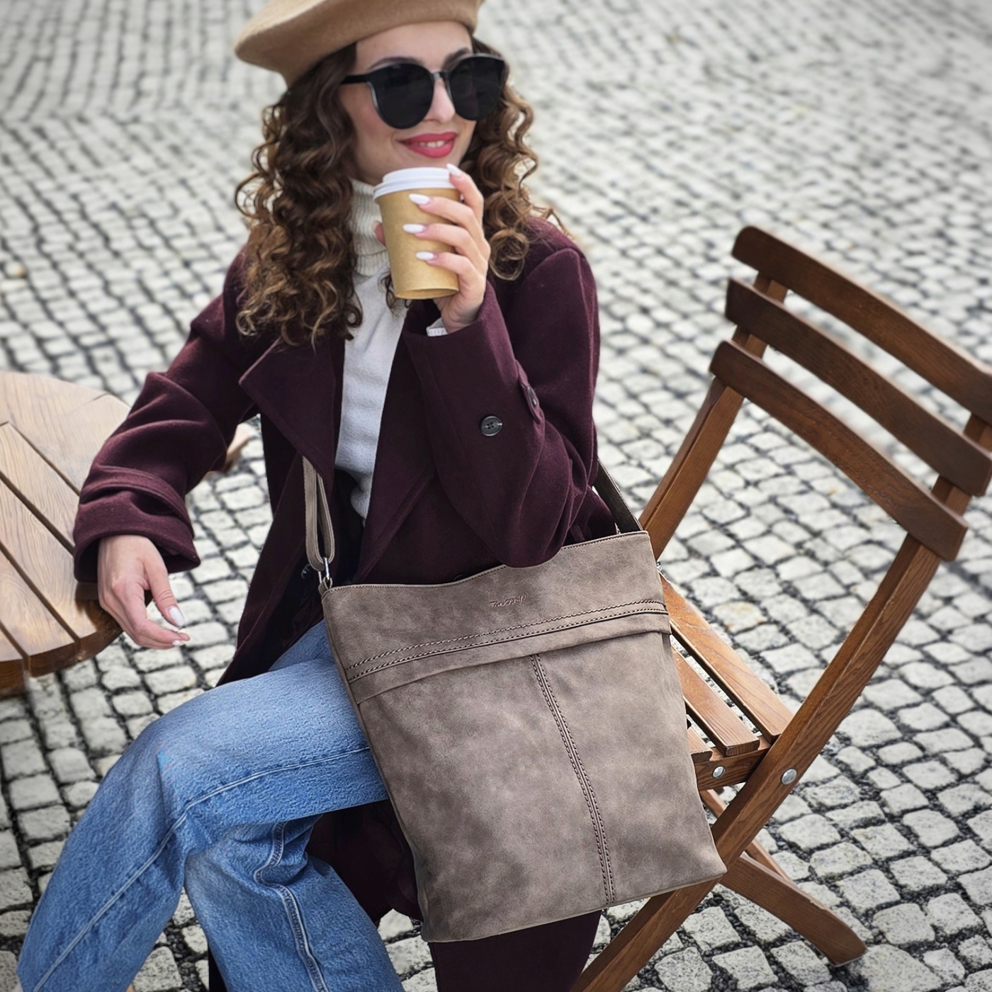 Praktická crossbody taška zo syntetického materiálu Tangerin materiál syntetická koža zapínanie na zips farba hnedá veľkosť veľká 1108 H Lifestyle