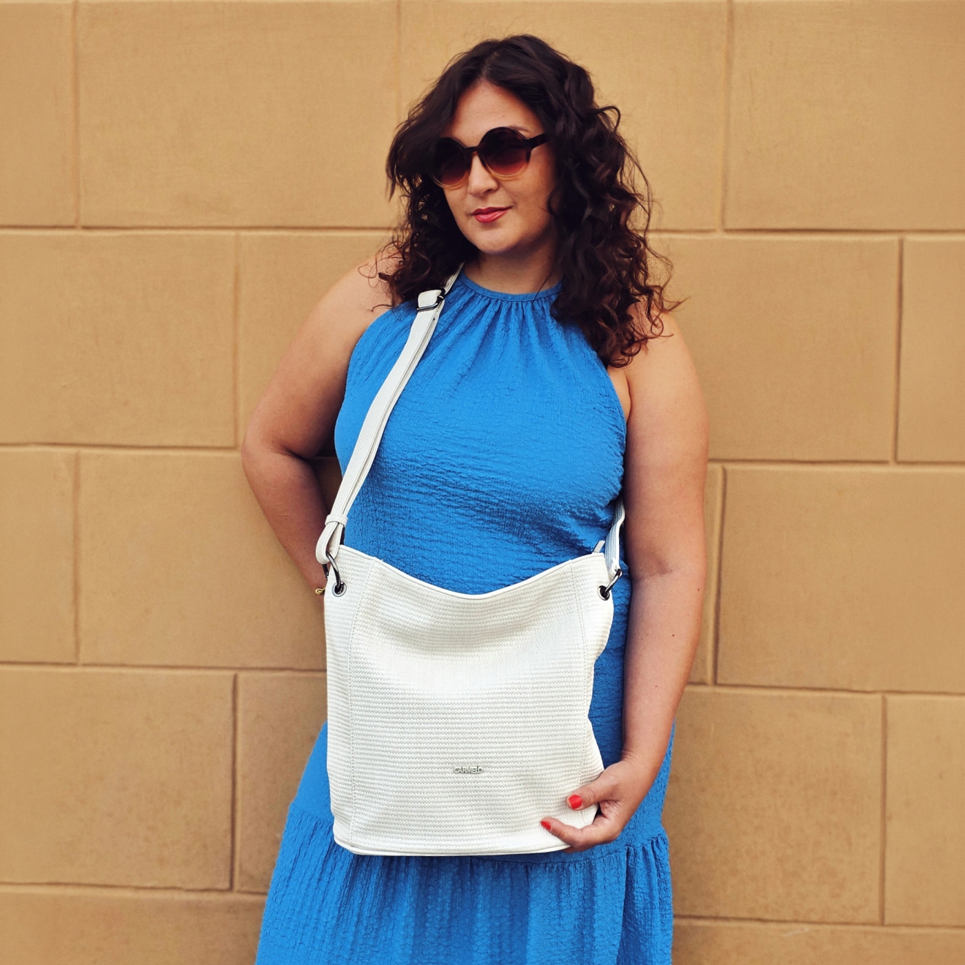 Crossbody kabelka v elegantnom dizajne Carmelo materiál syntetická koža zapínanie na zips farba béžová veľkosť stredná 4339 K Lifestyle