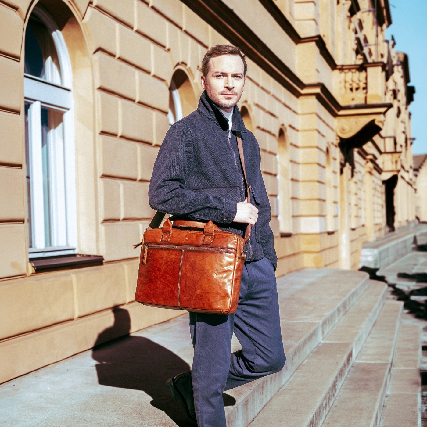 Kožená pánska aktovka s priehradkou na notebook Poyem materiál kože zapínanie na zips farba koňaková veľkosť veľká 2223 Poyem KO Lifestyle