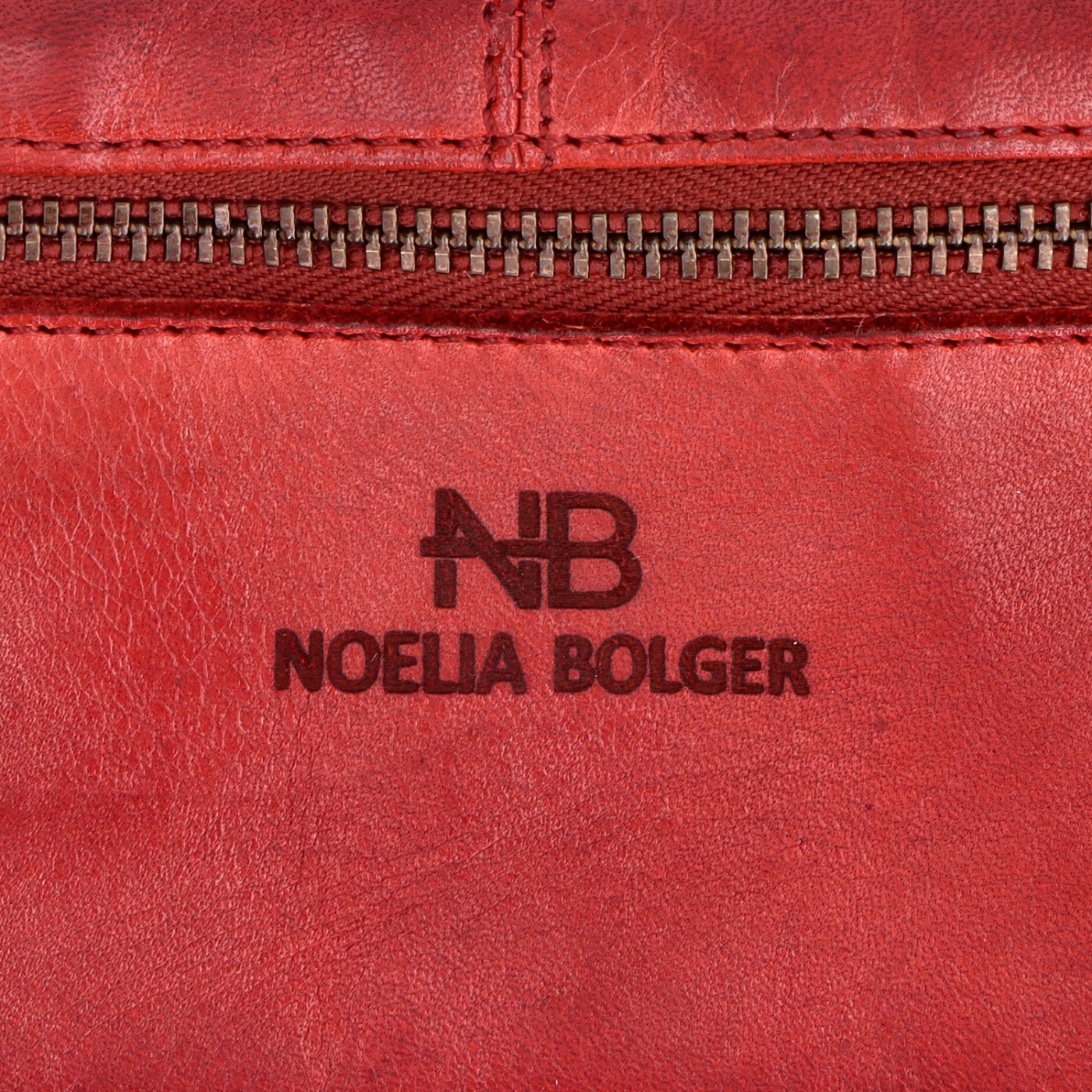 Dlhá kožená peňaženka s prešívaním Noelia Bolger materiál kože zapínanie na cvok farba červená veľkosť veľká 5126 NB CV Logo