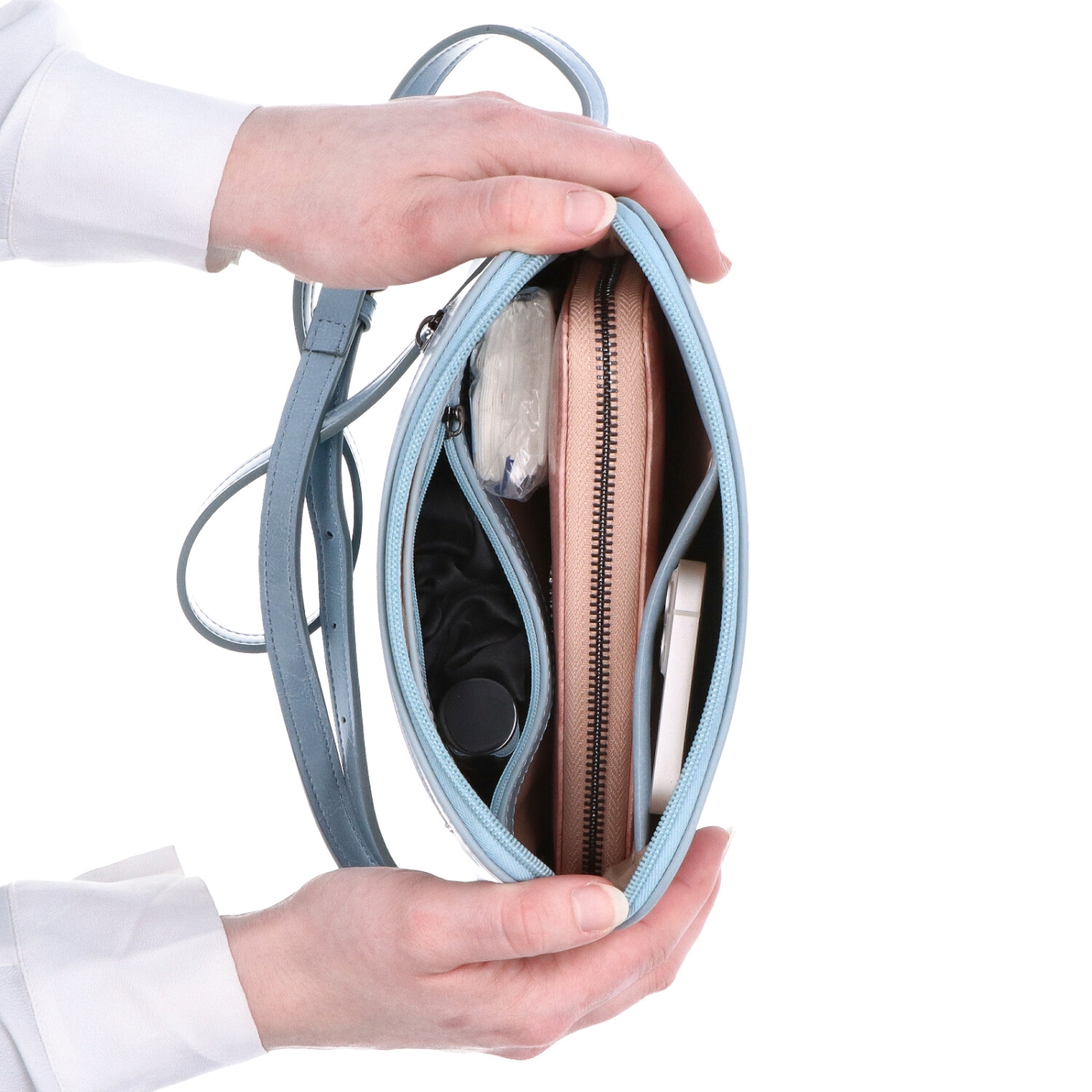 Elegantná kožená crossbody k šatám aj saku Noelia Bolger materiál kože zapínanie na zips farba modrá veľkosť malá NB 0078 SM Vnútro