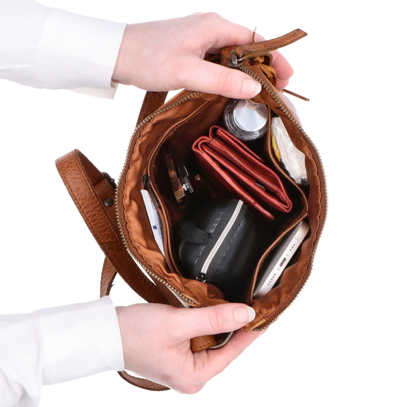 Kožená crossbody kabelka s moderným dizajnom Noelia Bolger materiál kože zapínanie na zips farba koňaková veľkosť malá NB 2400 KO Vnútro