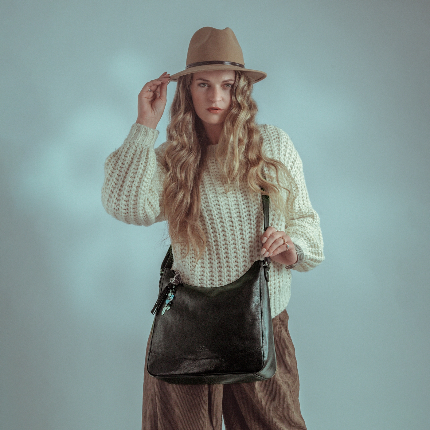 Kožená crossbody kabelka s moderným príveskom Noelia Bolger materiál kože zapínanie na zips farba čierna veľkosť stredná NB 3106 C Lifestyle