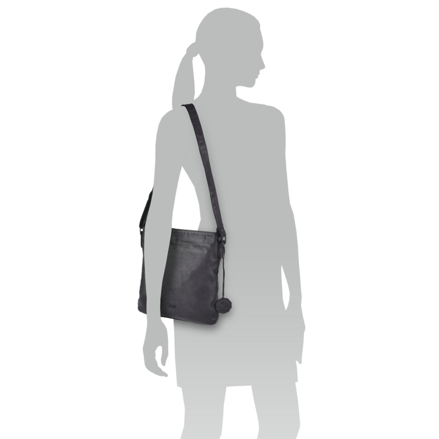 Kožená crossbody kabelka vo vintage štýle Noelia Bolger materiál kože zapínanie na zips farba čierna veľkosť malá NB 2001 C Na postave
