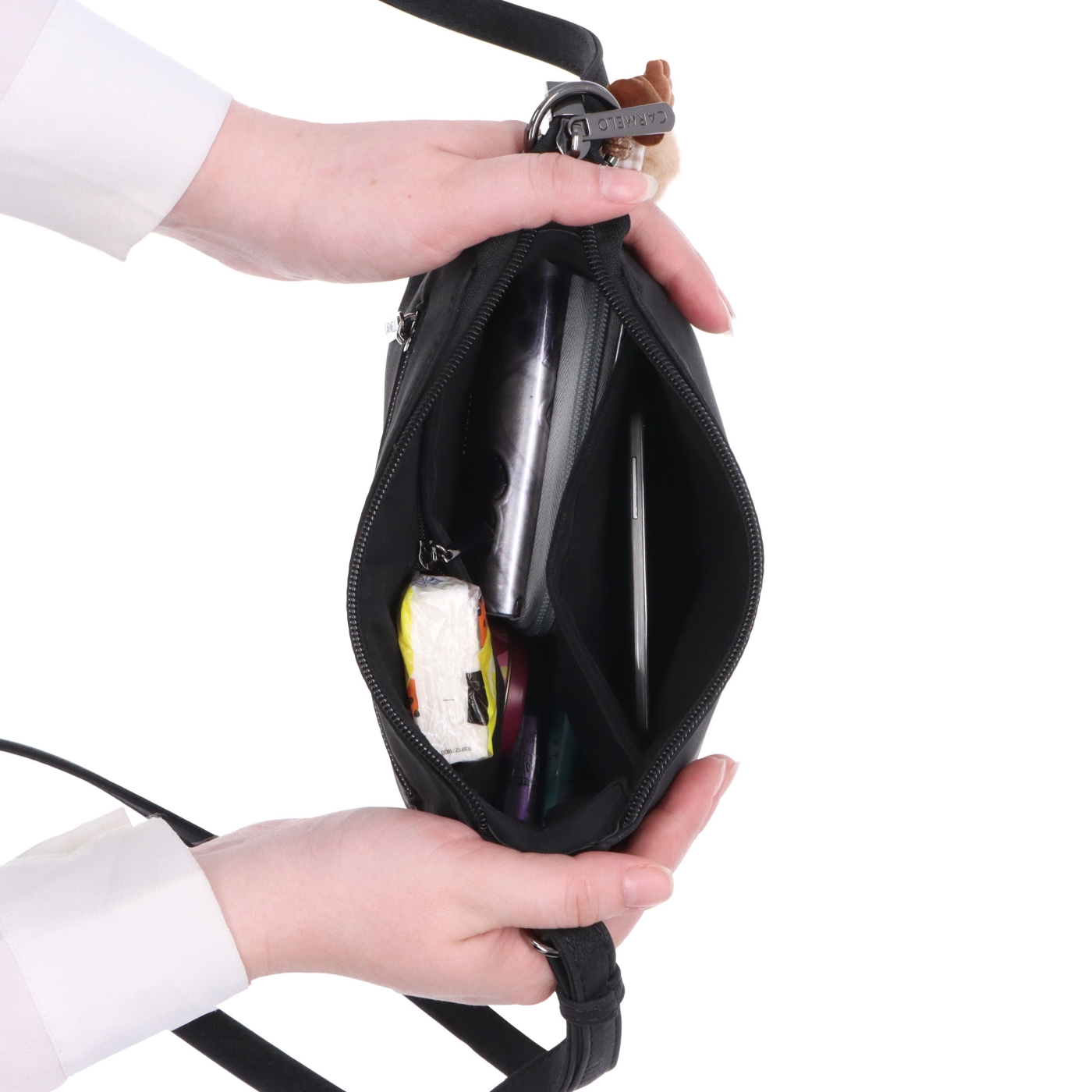 Elegantná malá crossbody kabelka Carmelo materiál syntetická koža zapínanie na zips farba čierna veľkosť malá 4666 C Vnútro