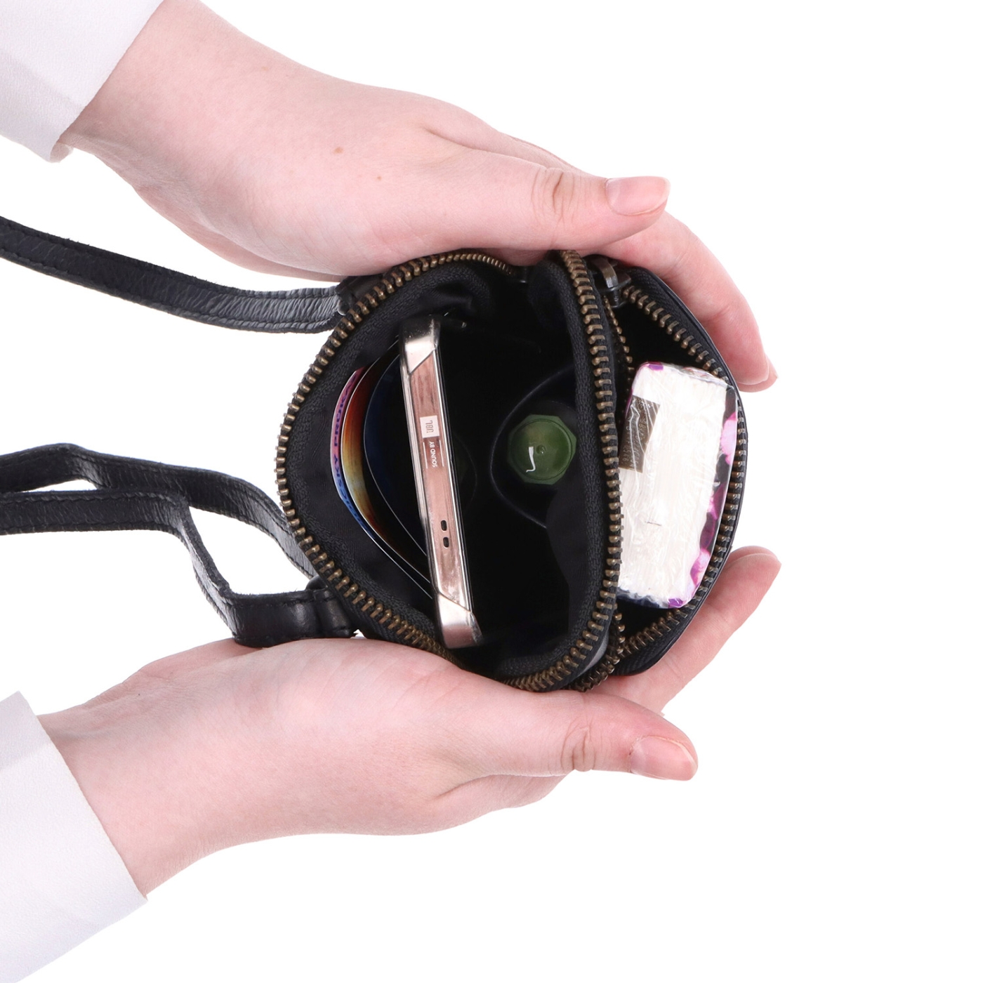 Štýlová kožená crossbody taška Noelia Bolger materiál kože zapínanie na zips farba čierna veľkosť malá NB 2419 C Vnútro