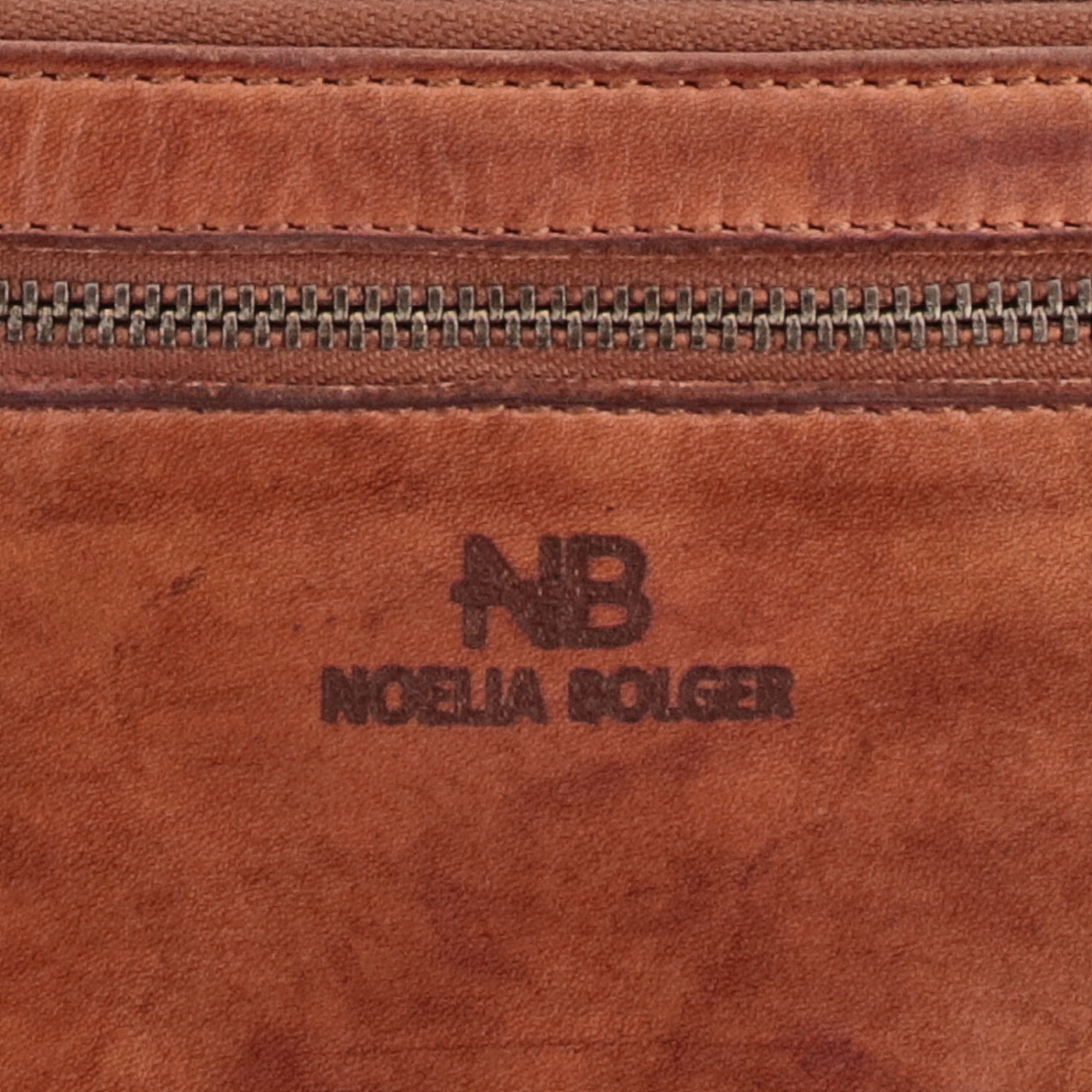 Väčšia kožená peňaženka s motívom mandaly Noelia Bolger materiál kože zapínanie na zips farba koňaková veľkosť veľká 5123 NB KO Logo