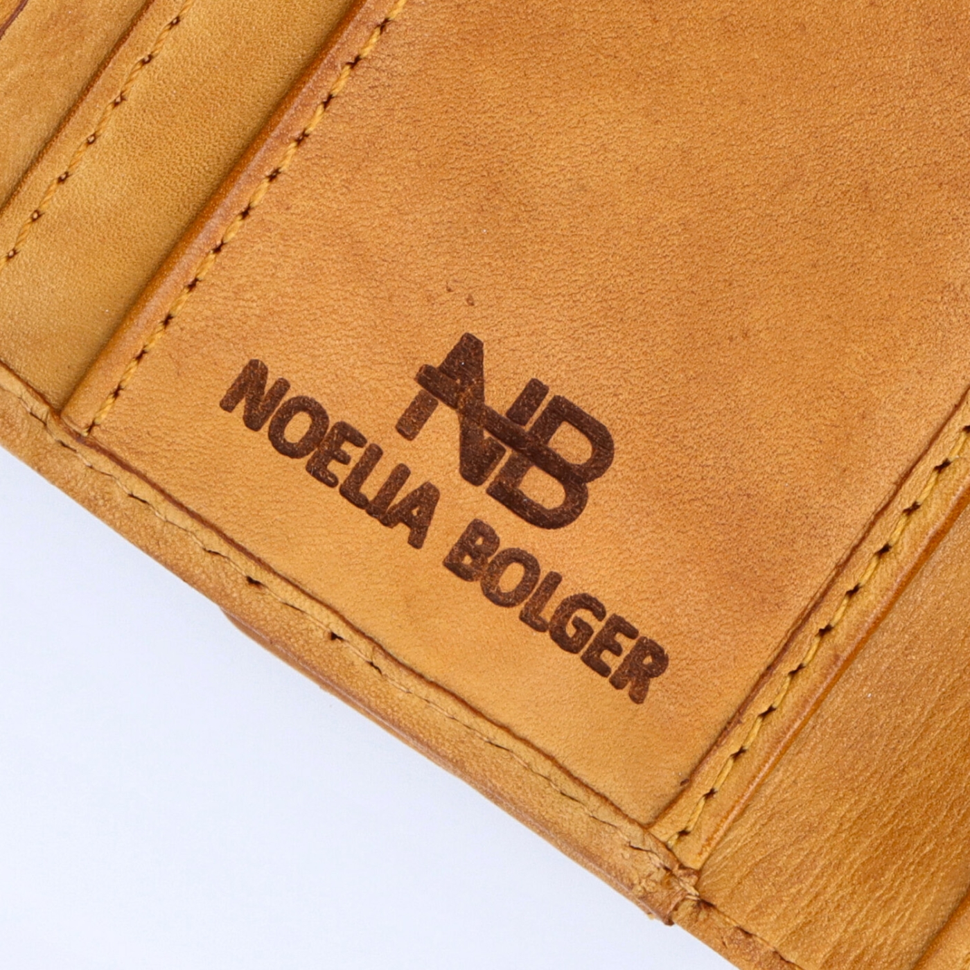 Malá kožená peňaženka s moderným prešívaním Noelia Bolger materiál kože zapínanie na cvok farba žltá veľkosť stredná 5127 NB ZLU Logo