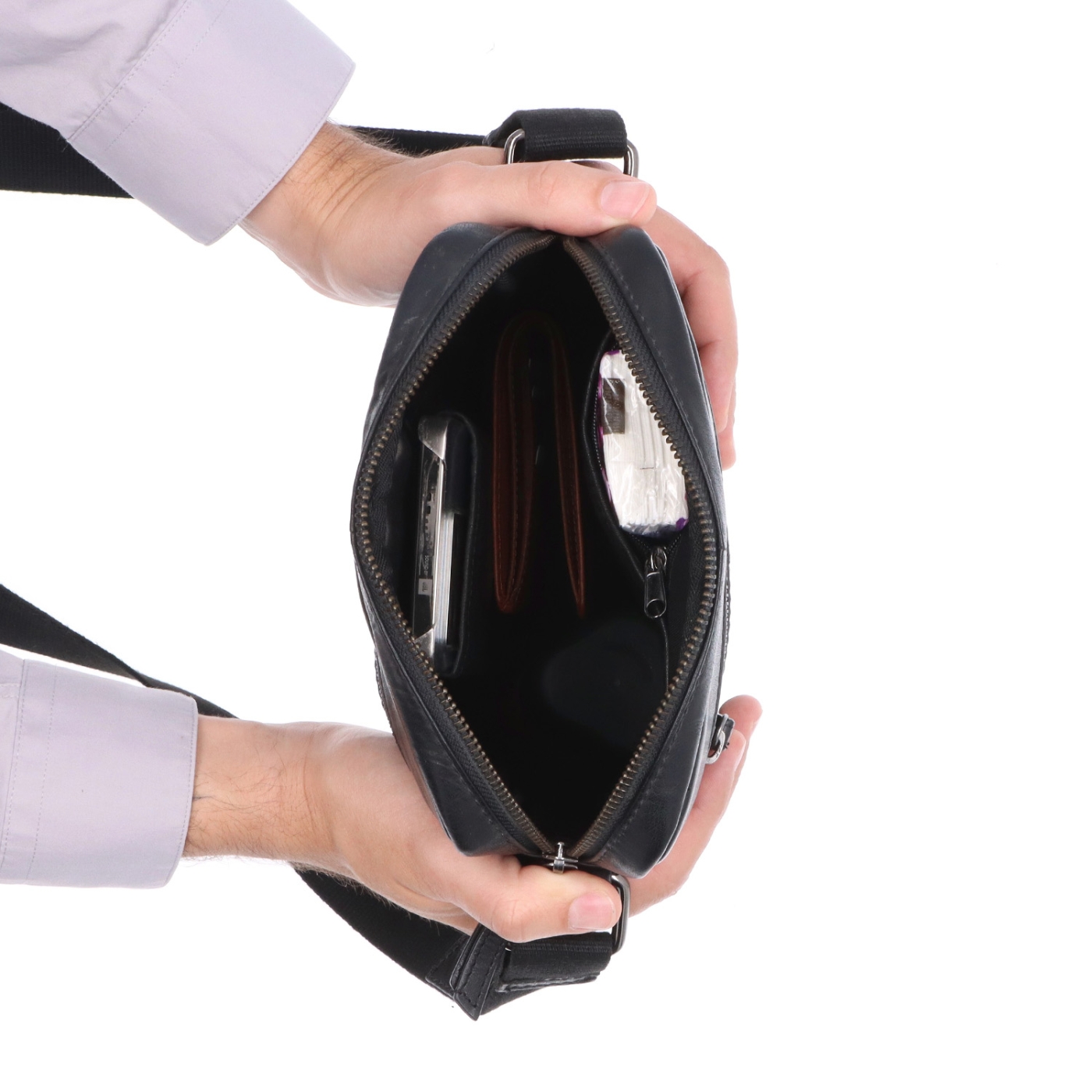 Kožená crossbody taška Poyem materiál kože farba čierna veľkosť malá 2206 Poyem C Vnútro