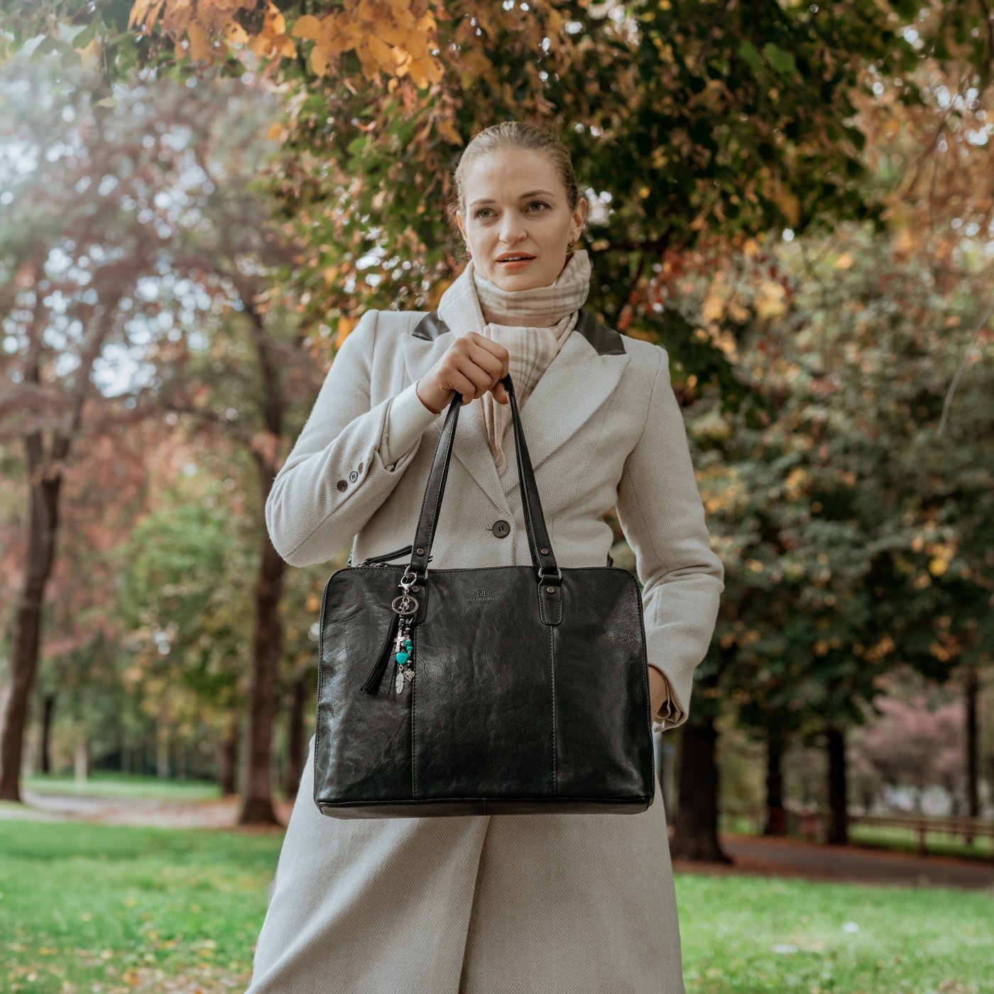 Väčšia kožená kabelka cez rameno s príveskom Noelia Bolger materiál kože zapínanie na zips farba čierna veľkosť veľká NB 3112 C Lifestyle