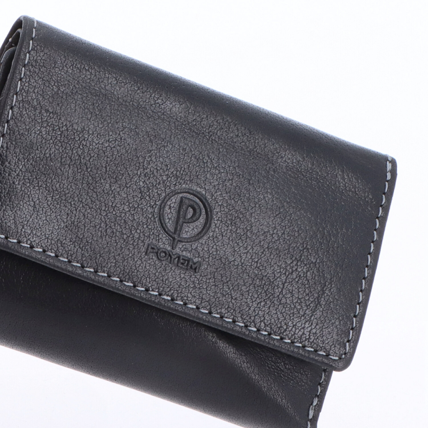 Menšia kožená peňaženka unisex Poyem materiál kože zapínanie na cvok farba čierna veľkosť malá 5240 Poyem C Logo