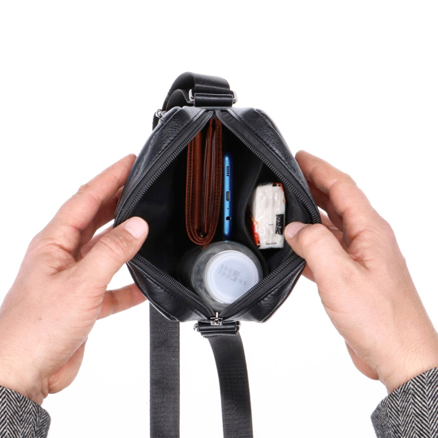Crossbody taška cez rameno Tangerin materiál syntetická koža zapínanie na zips farba čierna veľkosť stredná 2324 C Vnútro