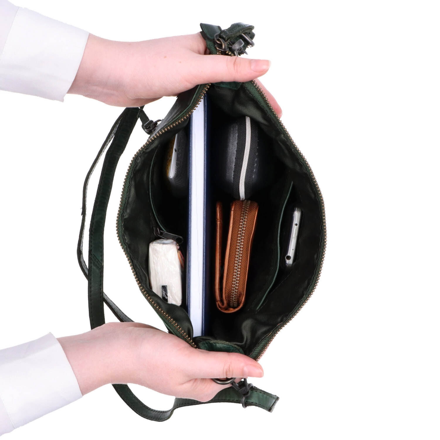 Menšia kožená kabelka s popruhom a uchom Noelia Bolger materiál kože zapínanie na zips farba zelená veľkosť malá NB 2409 ZE Vnútro