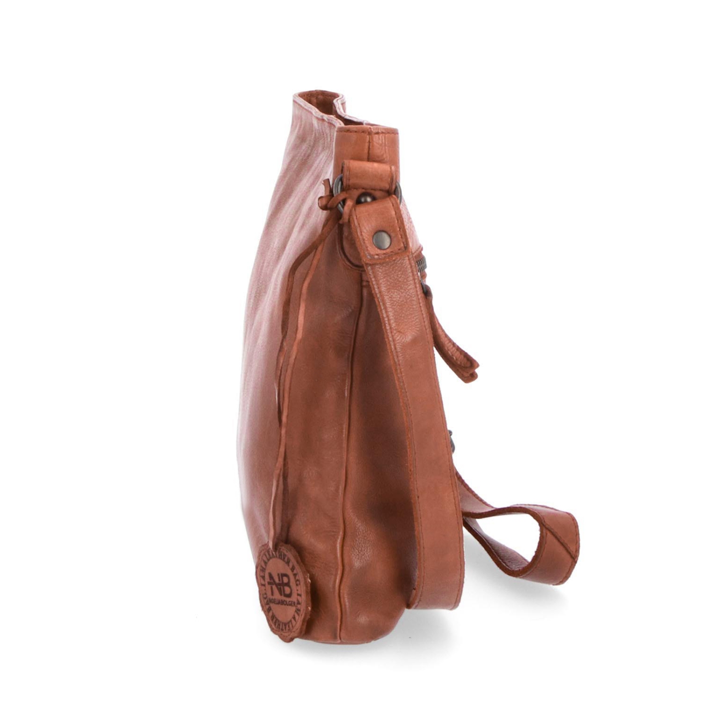 Kožená crossbody kabelka vo vintage štýle Noelia Bolger materiál kože zapínanie na zips farba koňaková veľkosť malá NB 2001 KO Z boku