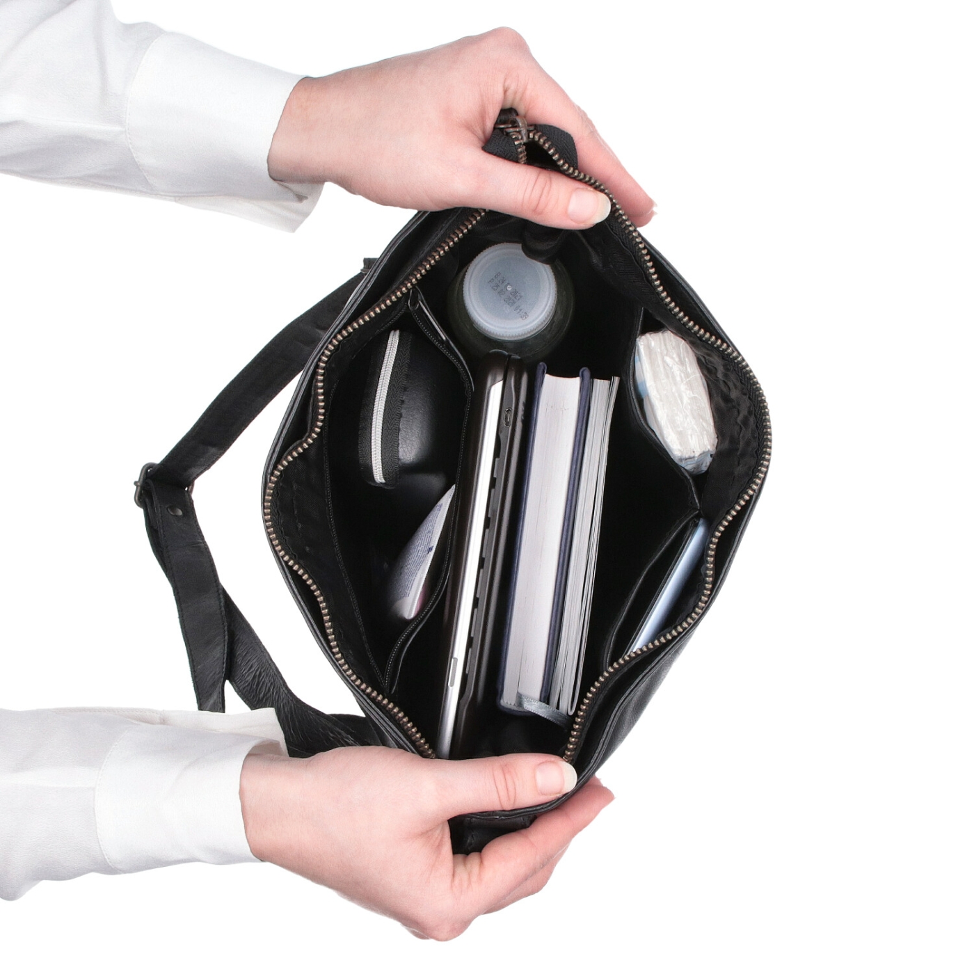 Kožená crossbody s predným vreckom na zips Noelia Bolger materiál kože zapínanie na zips farba čierna veľkosť stredná NB 2103 C Vnútro