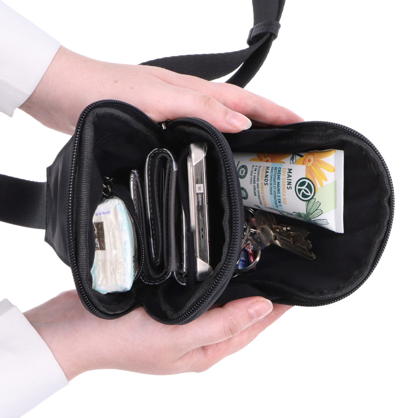 Praktická crossbody taška na mobilný telefón a peňaženku Carmelo materiál nylon zapínanie na zips farba čierna veľkosť malá 6600 C Vnútro