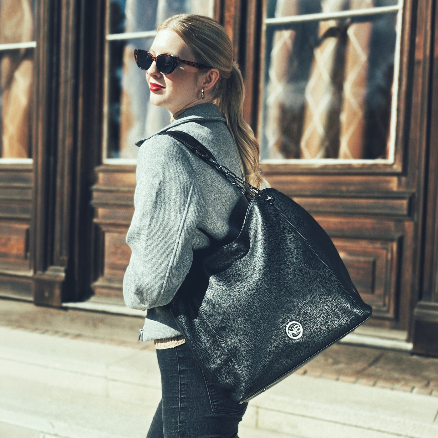 Elegantná kožená kabelka s uchami s retiazkou Noelia Bolger materiál kože zapínanie na zips farba čierna veľkosť veľká NB 3001 C Lifestyle