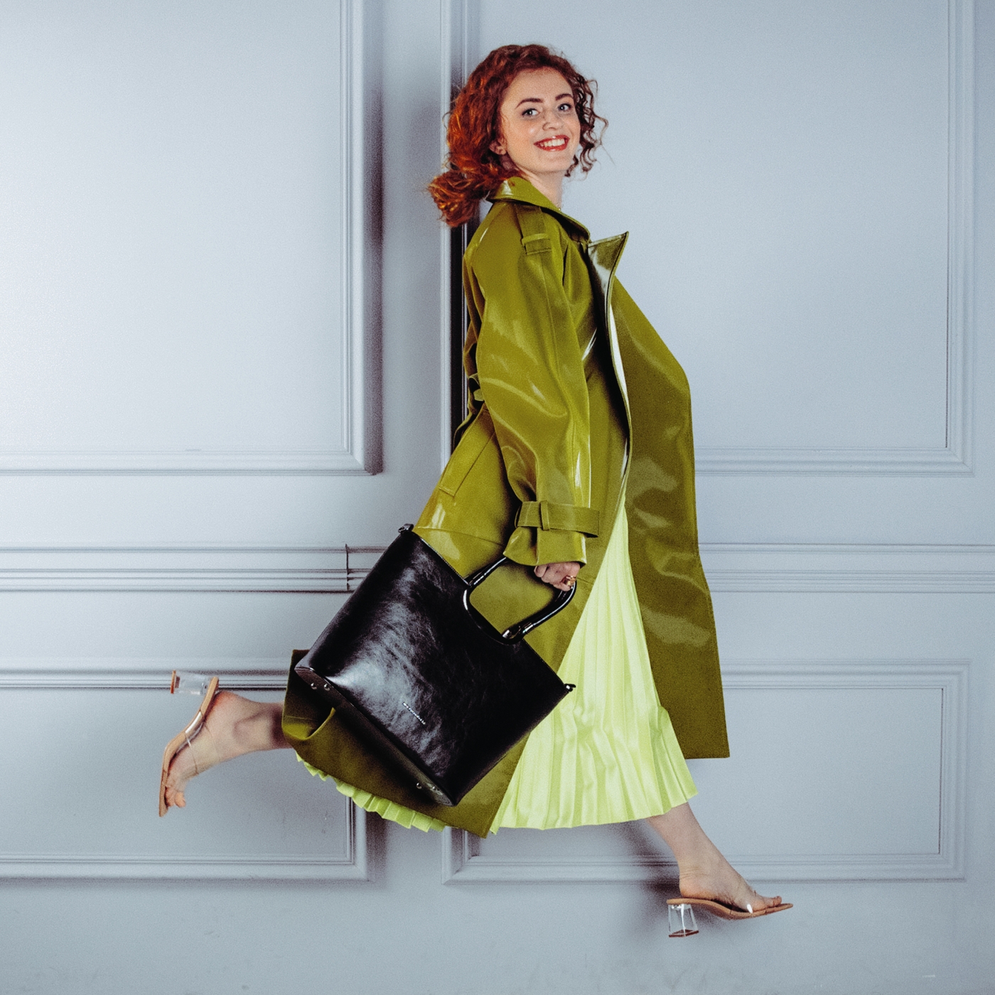 Veľká dizajnová kabelka Noelia Bolger materiál kože zapínanie na zips farba čierna veľkosť veľká NB 0049 C Lifestyle