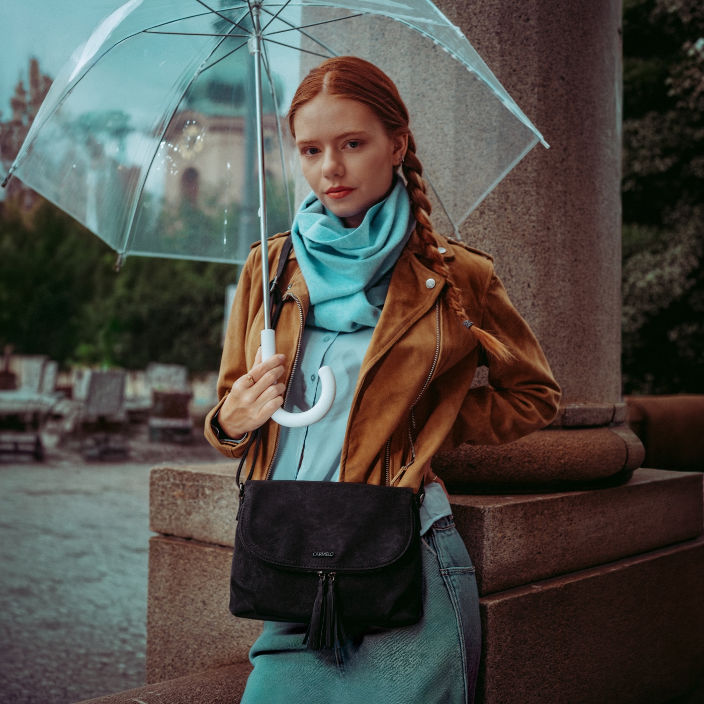 Štýlová crossbody kabelka s praktickou klopou Carmelo materiál syntetická koža zapínanie na zips farba čierna veľkosť malá 4661 C Lifestyle