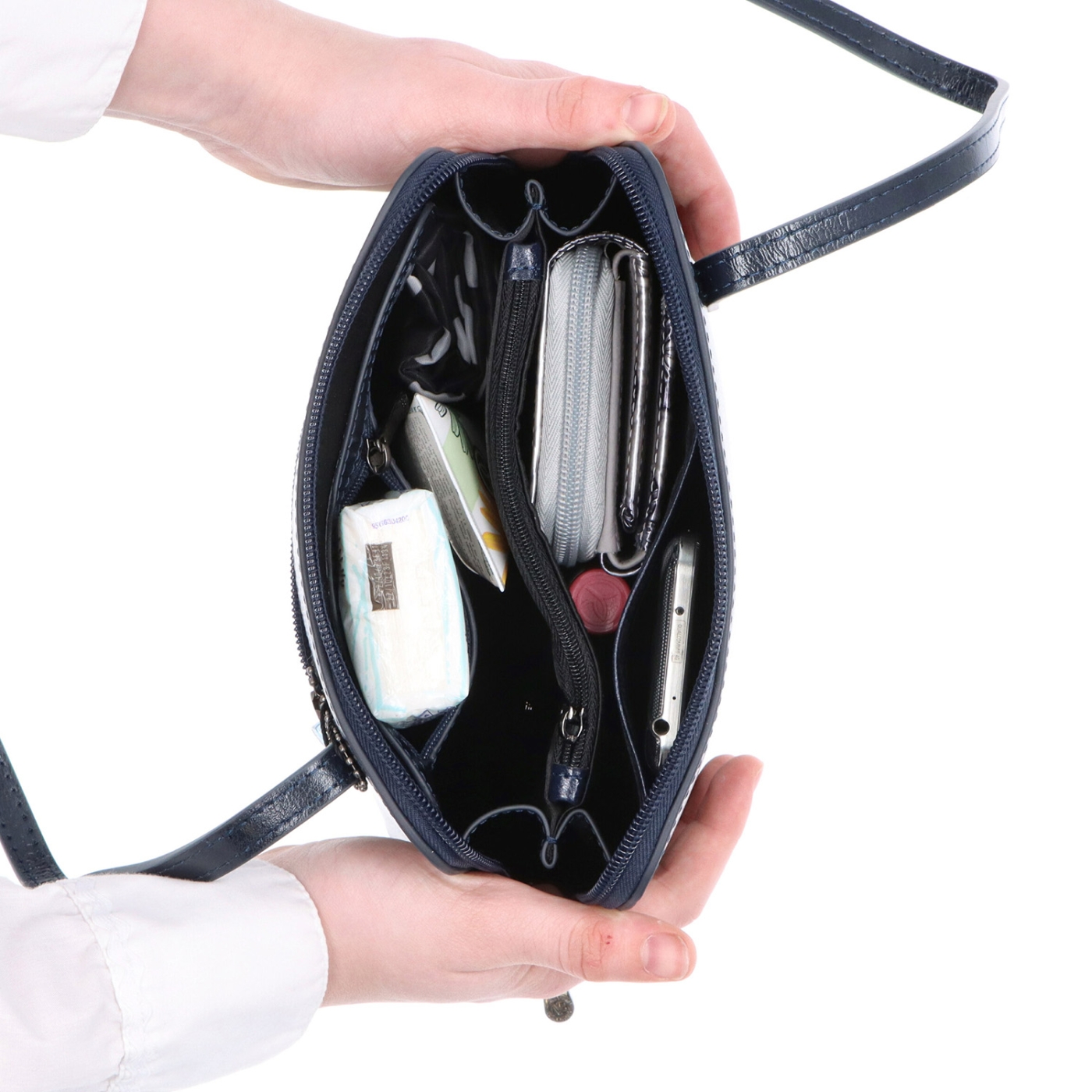 Kožená crossbody kabelka s premysleným členením Noelia Bolger materiál kože zapínanie na zips farba modrá veľkosť malá NB 0115 TM Vnútro