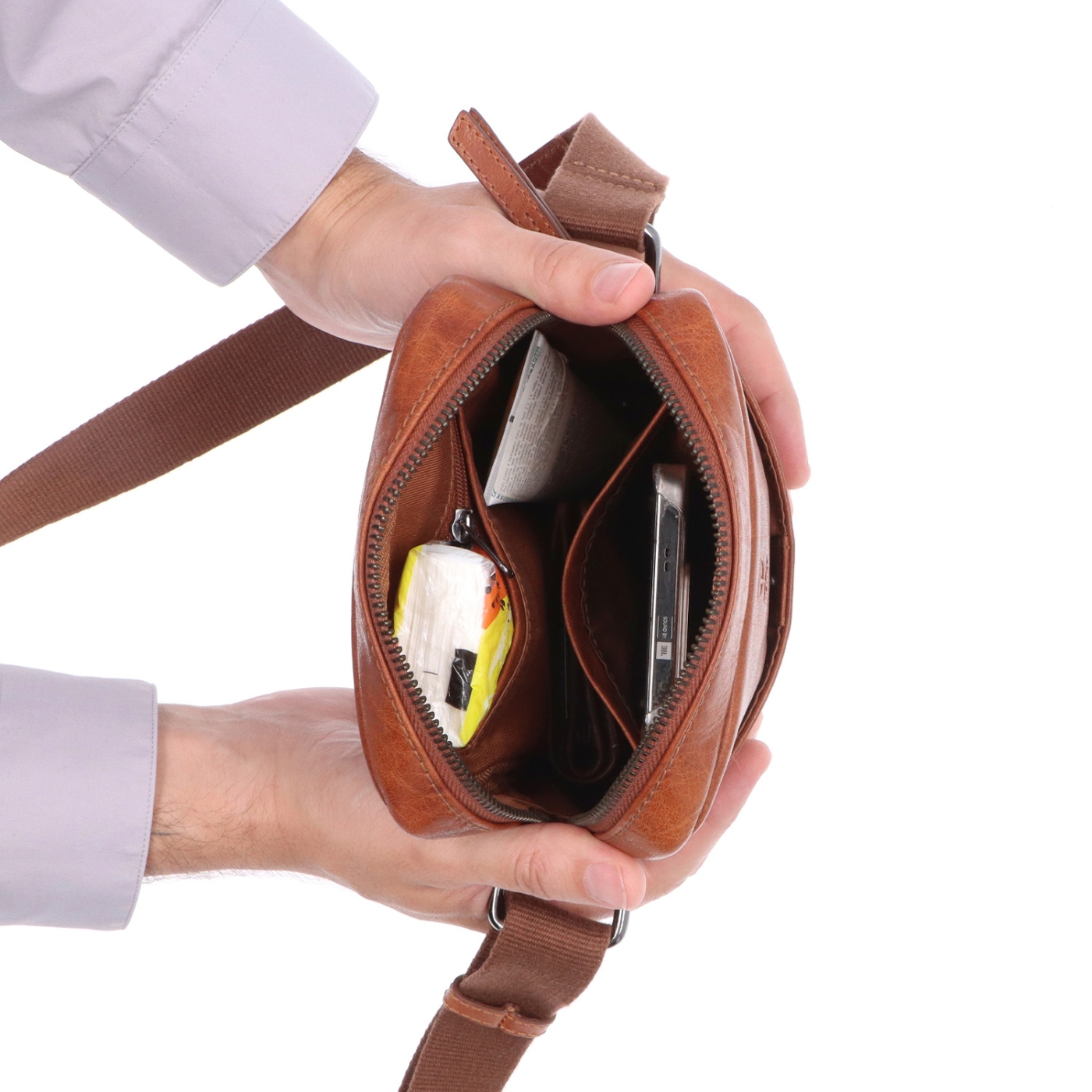 Malá kožená crossbody Poyem materiál kože zapínanie na zips farba koňaková veľkosť malá 2213 Poyem KO Vnútro