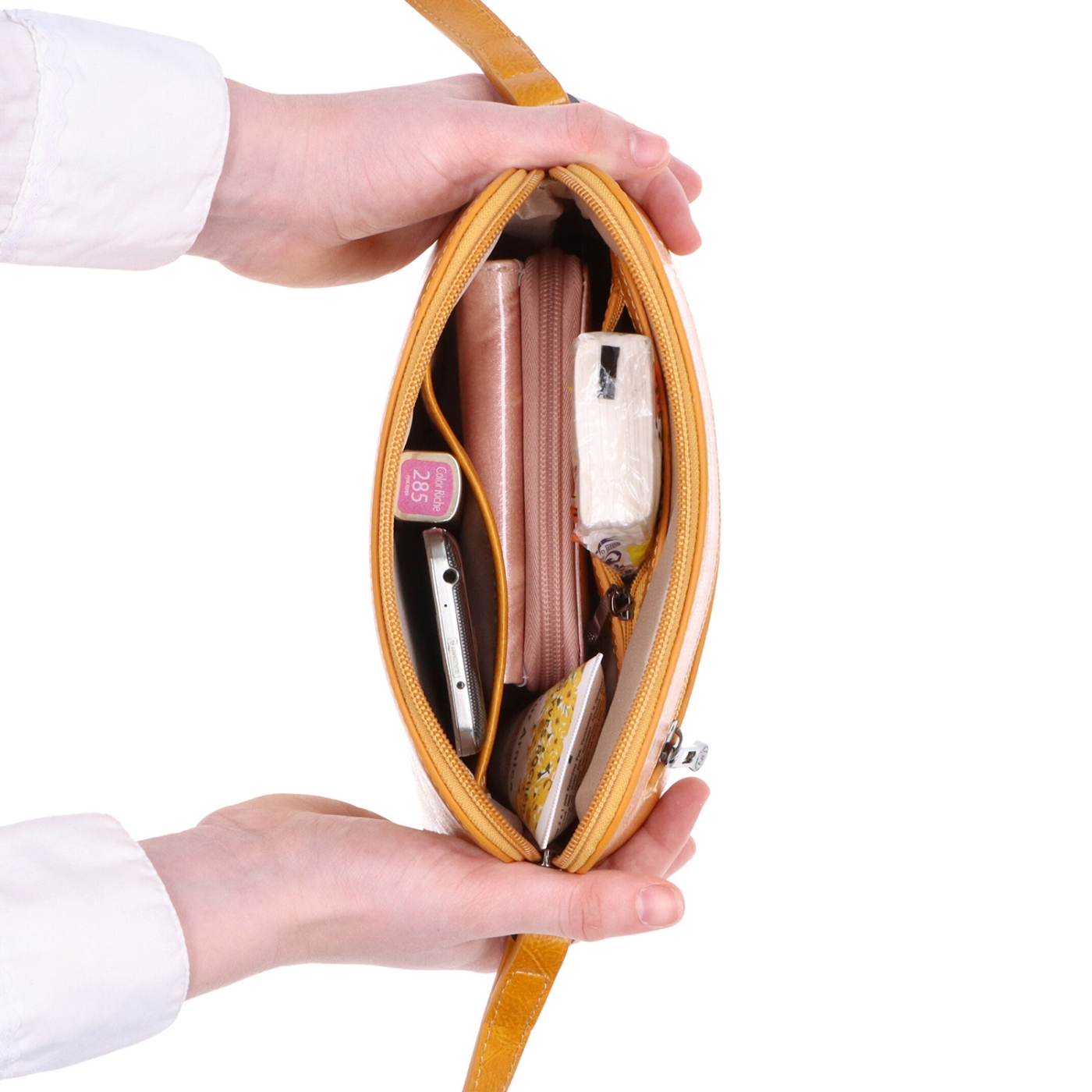 Luxusná malá kožená crossbody kabelka Noelia Bolger materiál kože zapínanie na zips farba žltá veľkosť malá NB 0080 ZLU Vnútro