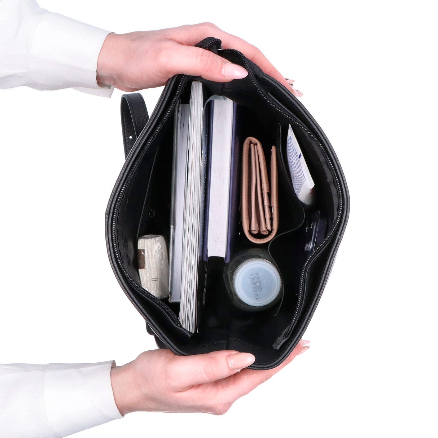 Minimalistická kožená crossbody kabelka na každý deň Noelia Bolger materiál kože zapínanie na zips farba čierna veľkosť stredná NB 3005 C Vnútro