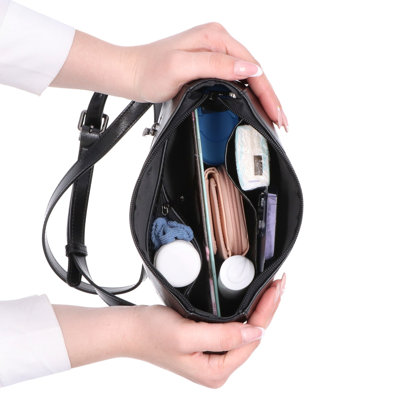 Nadčasová crossbody kabelka z pravej kože Noelia Bolger materiál kože zapínanie na zips farba čierna veľkosť malá NB 0079 C Vnútro