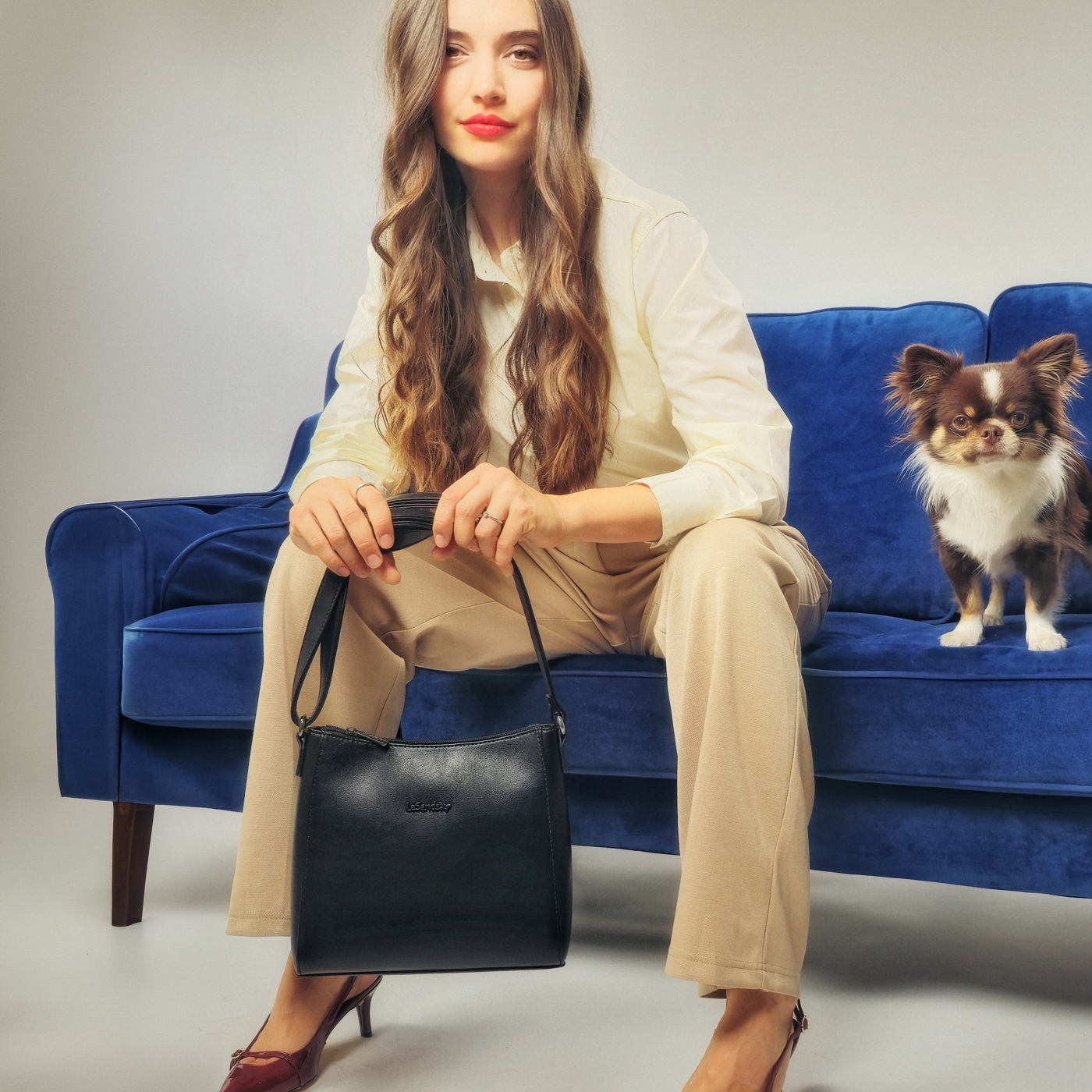 Minimalistická crossbody kabelka do mesta Le Sands materiál syntetická koža zapínanie na zips farba čierna veľkosť malá 7706 C Lifestyle