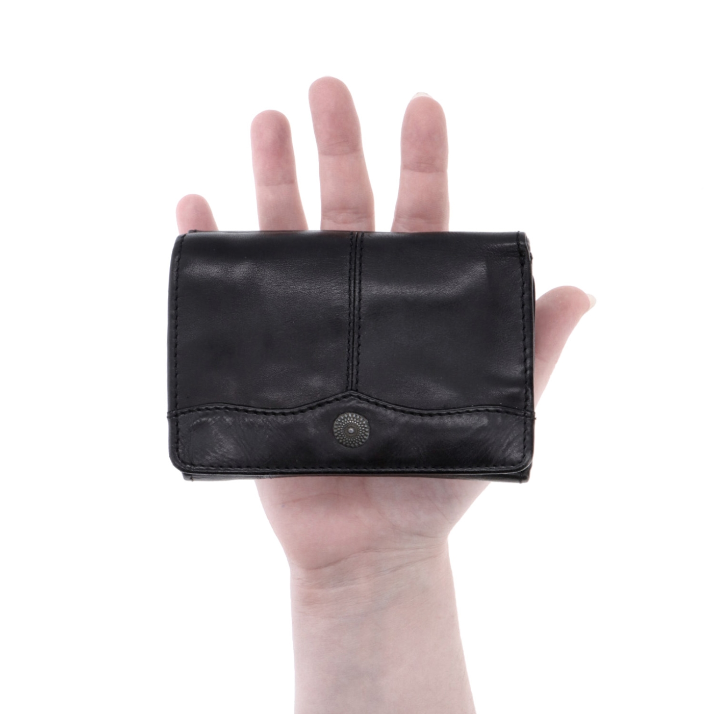 Minimalistická kožená peňaženka s prešívaním Noelia Bolger materiál kože zapínanie na cvok farba čierna veľkosť malá 5129 NB C V ruke