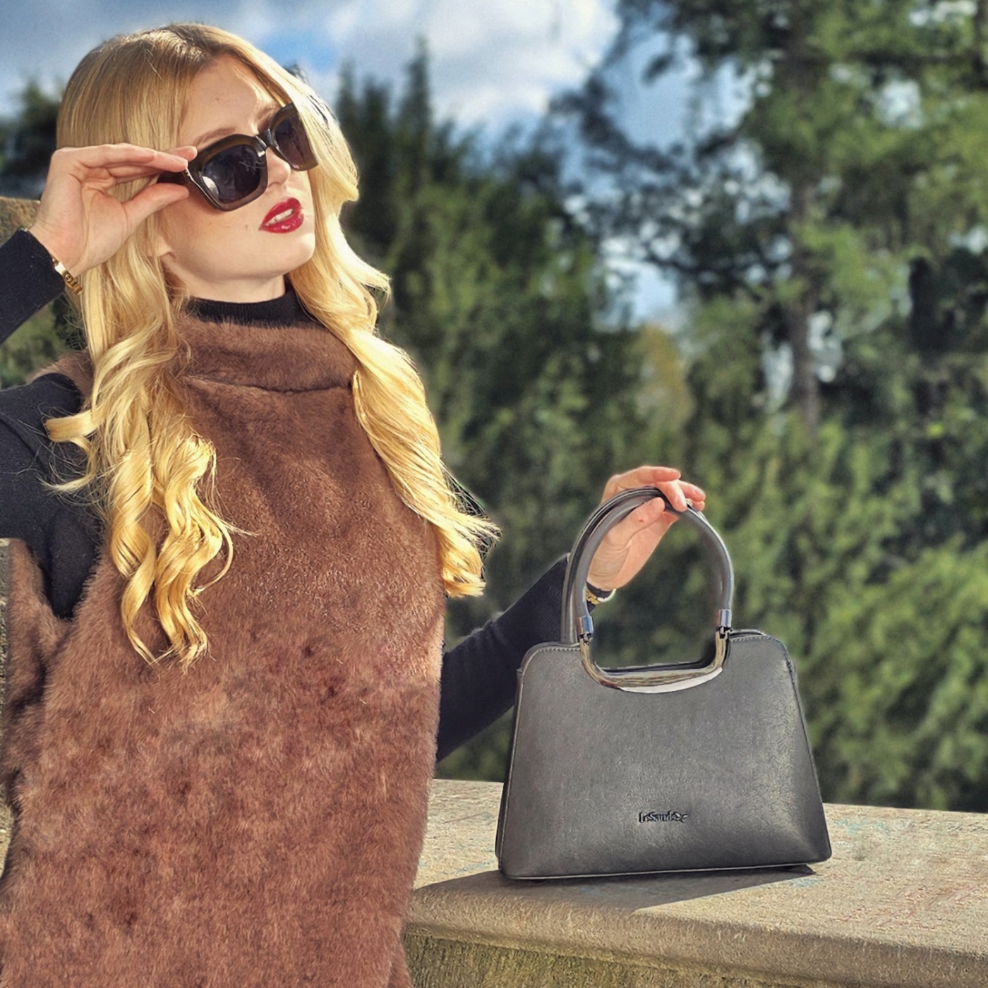 Elegantná kabelka do ruky s kovovým detailom Le Sands materiál syntetická koža zapínanie na zips farba sivá veľkosť malá 7702 TS Lifestyle