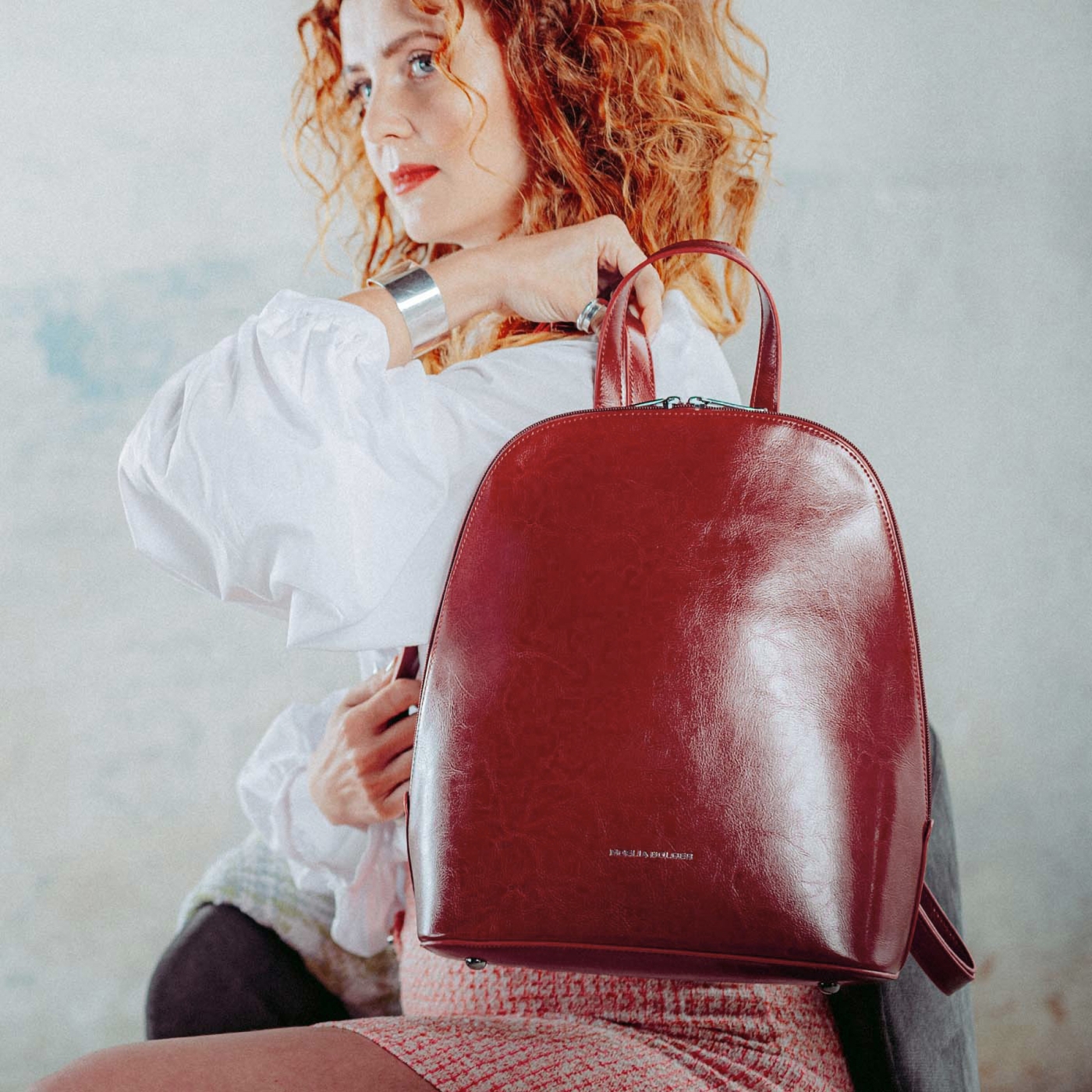 Luxusný kožený batoh Noelia Bolger materiál kože zapínanie na zips farba červená veľkosť stredná NB 0045 TCV Lifestyle