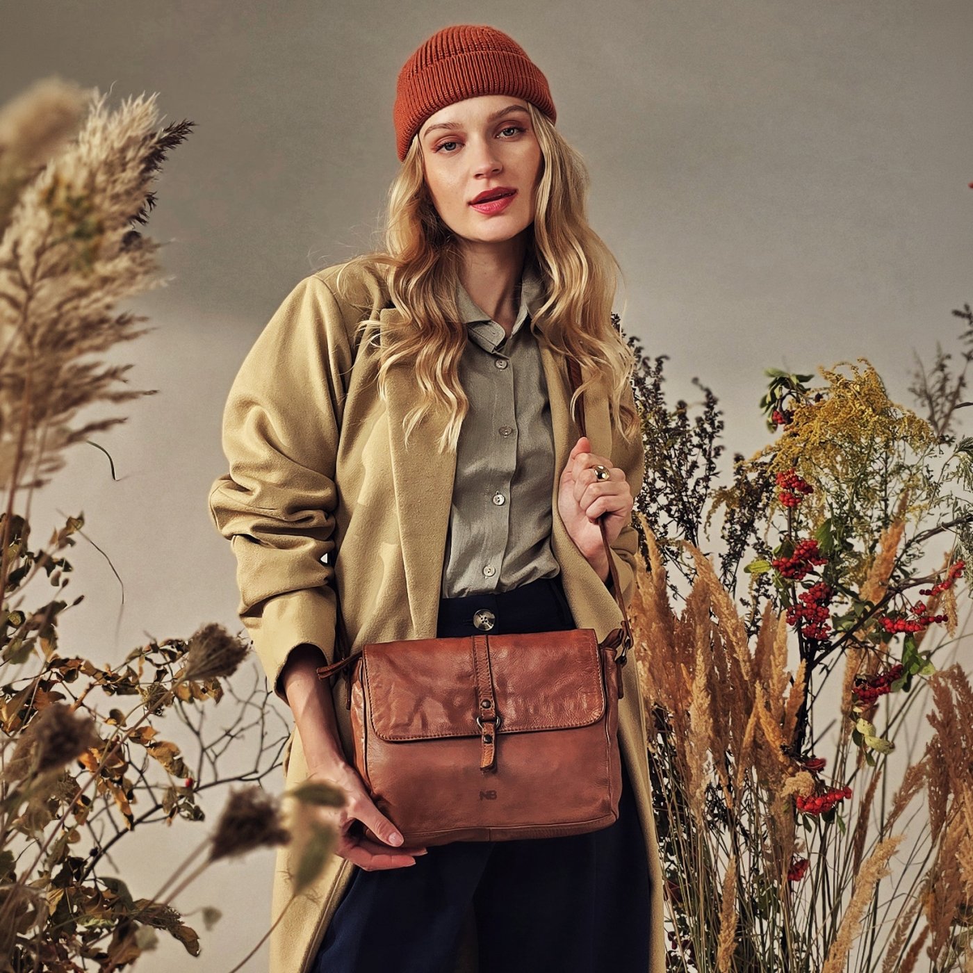 Kožená crossbody kabelka s chlopňou Noelia Bolger materiál kože zapínanie s chlopňou farba koňaková veľkosť stredná NB 2416 KO Lifestyle
