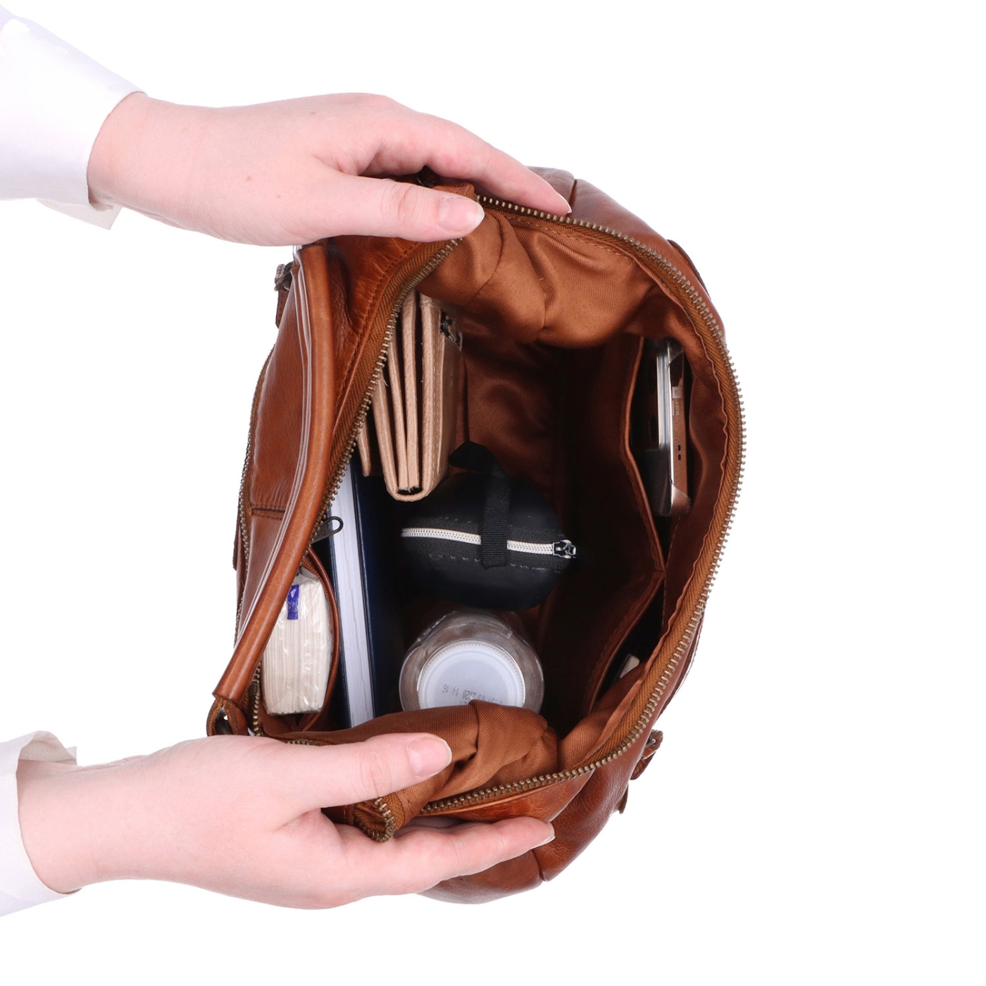 Kožená hobo kabelka s dvoma vreckami na zips Noelia Bolger materiál kože zapínanie na zips farba koňaková veľkosť stredná NB 2426 KO Vnútro
