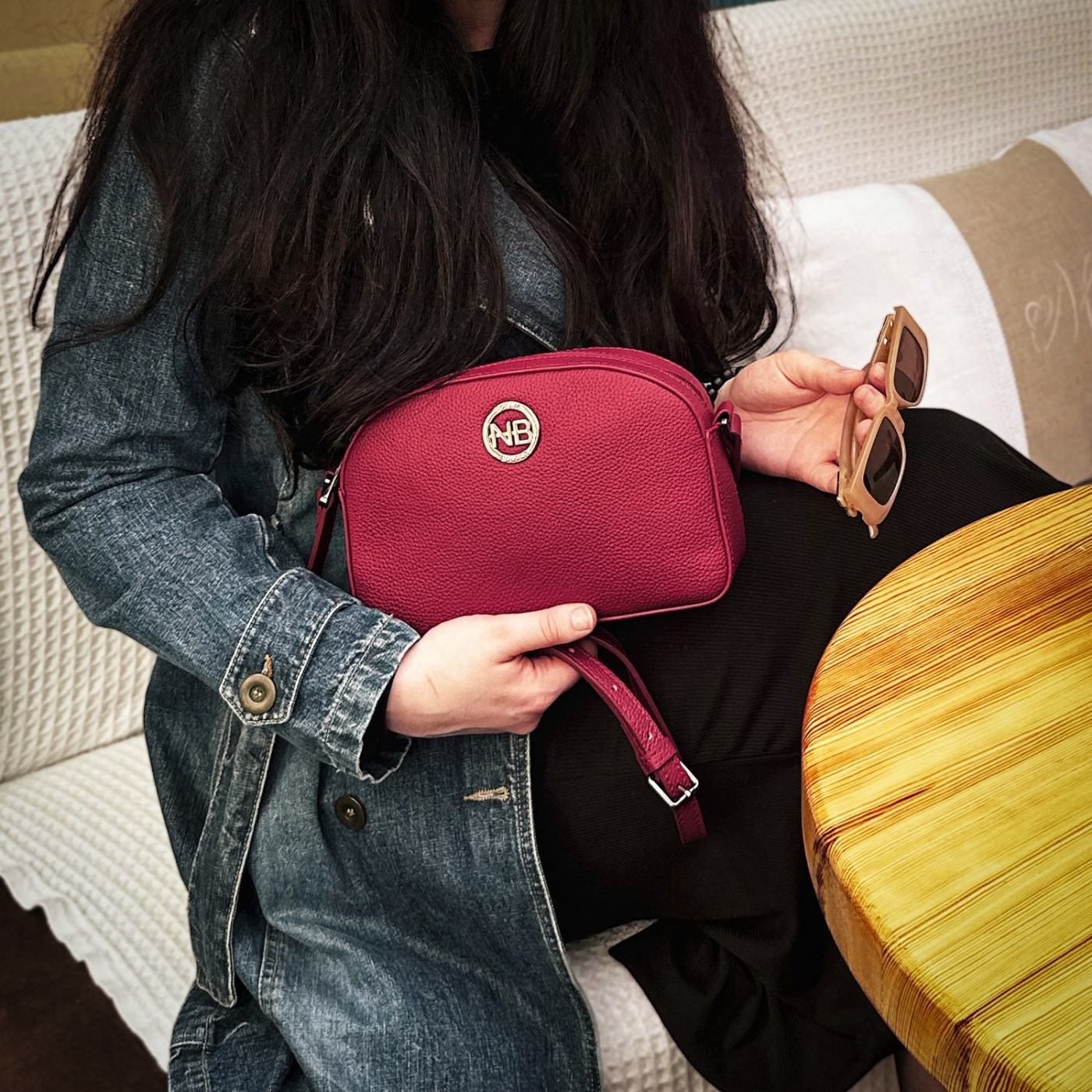 Malá kožená crossbody kabelka s vreckom na zips Noelia Bolger materiál kože zapínanie na zips farba červená veľkosť malá NB 3013 CV Lifestyle