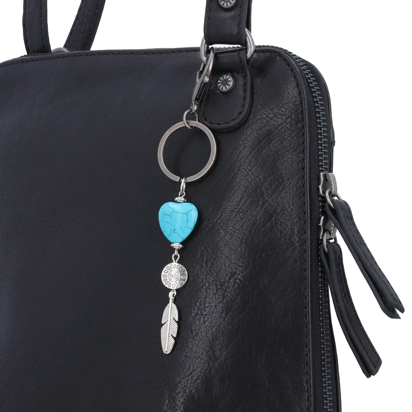 Elegantná kožená crossbody kabelka s príveskom Noelia Bolger materiál kože zapínanie na zips farba čierna veľkosť malá NB 3107 C Detail