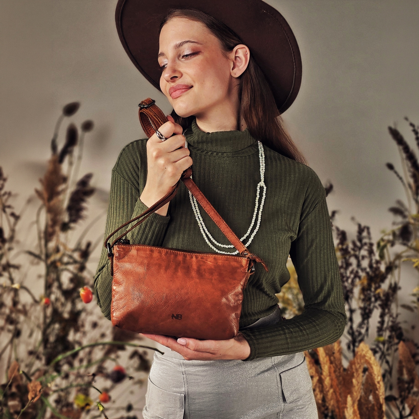 Kožená crossbody s čistými líniami Noelia Bolger materiál kože zapínanie na zips farba koňaková veľkosť malá NB 2414 KO Lifestyle