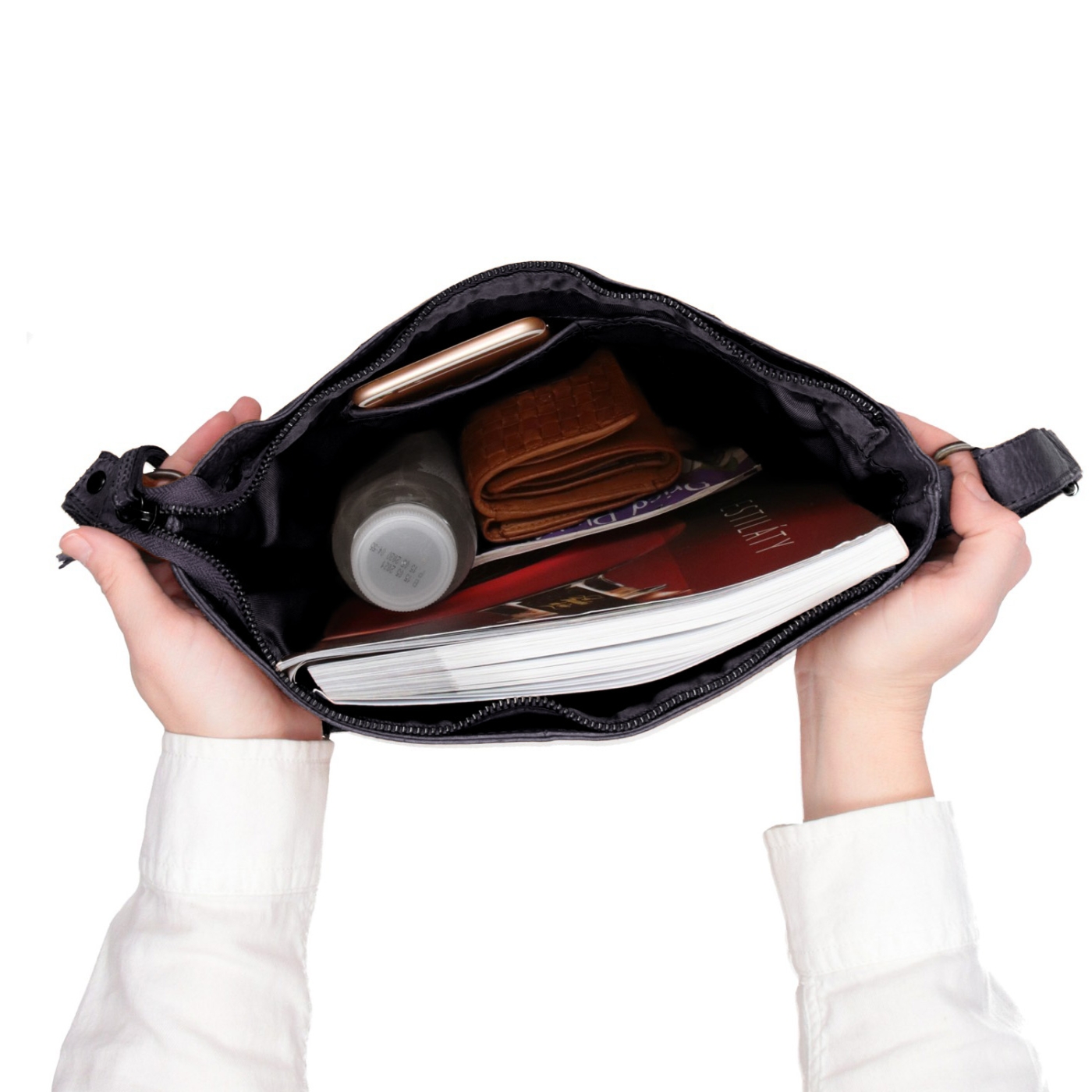 Kožená crossbody kabelka s prešívaním Noelia Bolger materiál kože zapínanie na zips farba čierna veľkosť stredná NB 2002 C Vnútro