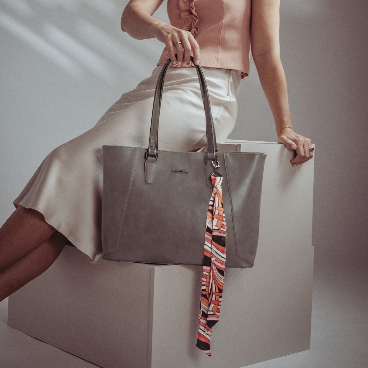 Priestranná shopper kabelka s ozdobnou šatkou Le Sands materiál syntetická koža zapínanie na zips farba taupe veľkosť veľká 7705 T Lifestyle