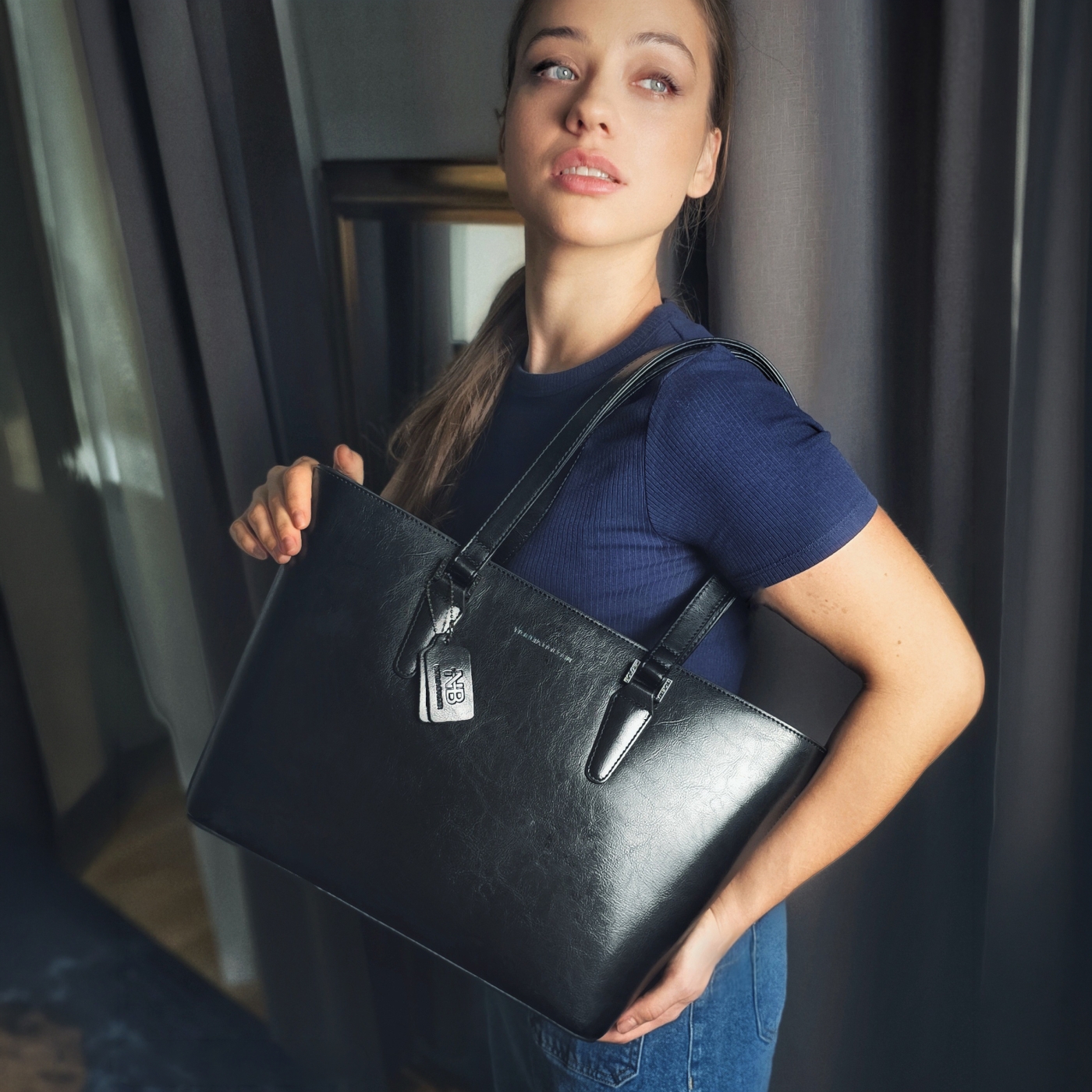 Shopper kabelka cez rameno Noelia Bolger materiál kože zapínanie na zips farba čierna veľkosť veľká NB 0047 C Lifestyle