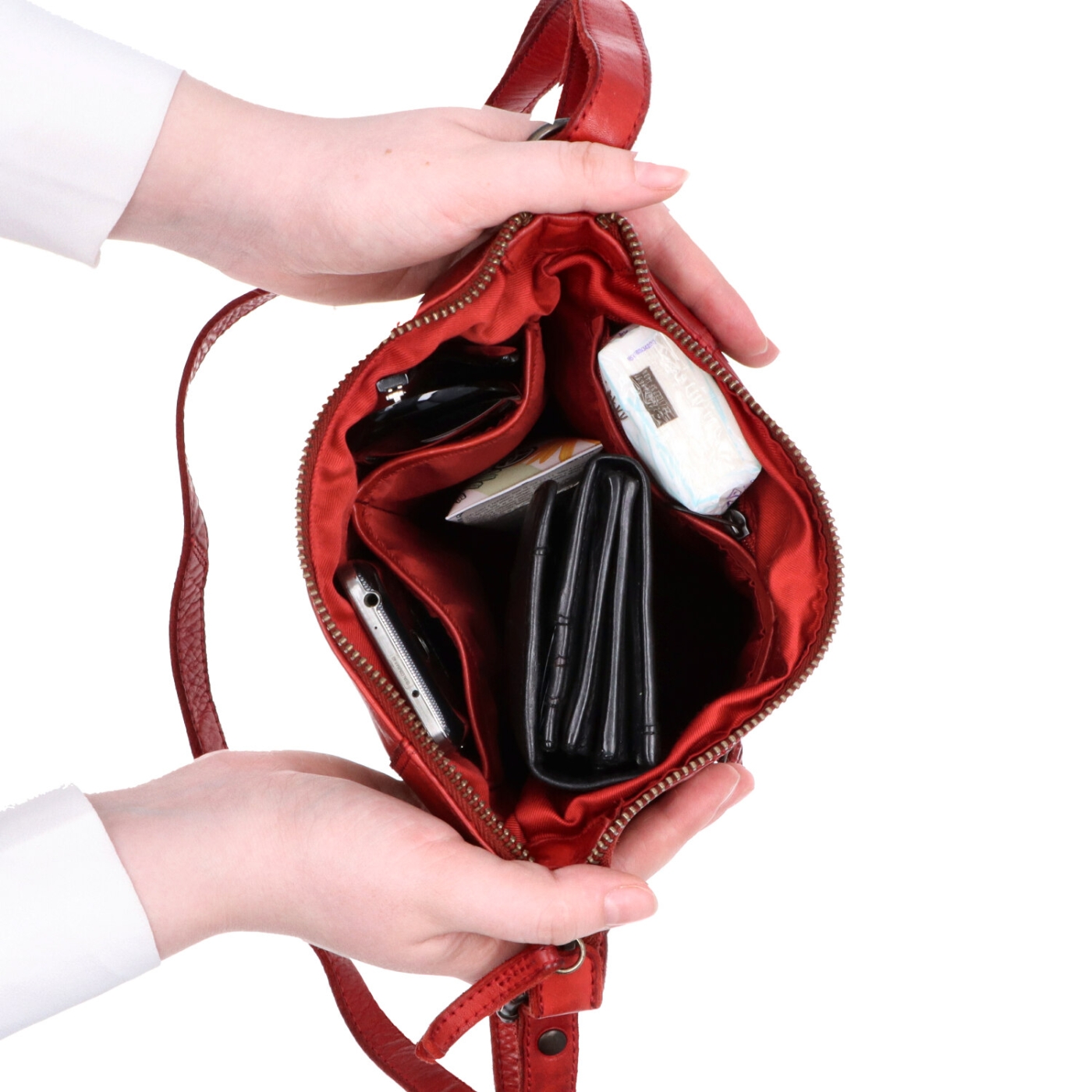 Malá kožená crossbody s prešívaním Noelia Bolger materiál kože zapínanie na zips farba červená veľkosť malá NB 2086 CV Vnútro