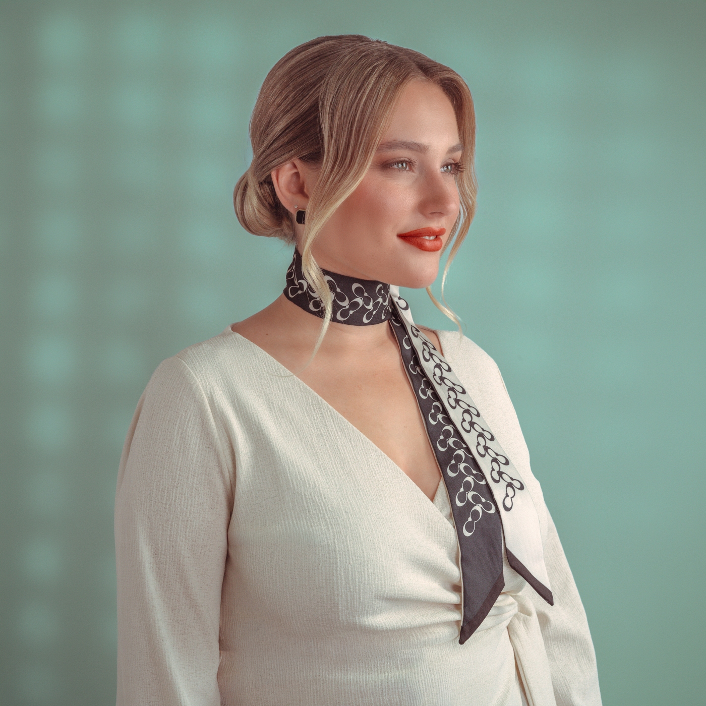 Úzky šálik s elegantným vzorom Noelia Bolger materiál polyester farba multicolor S012 - 01 Lifestyle