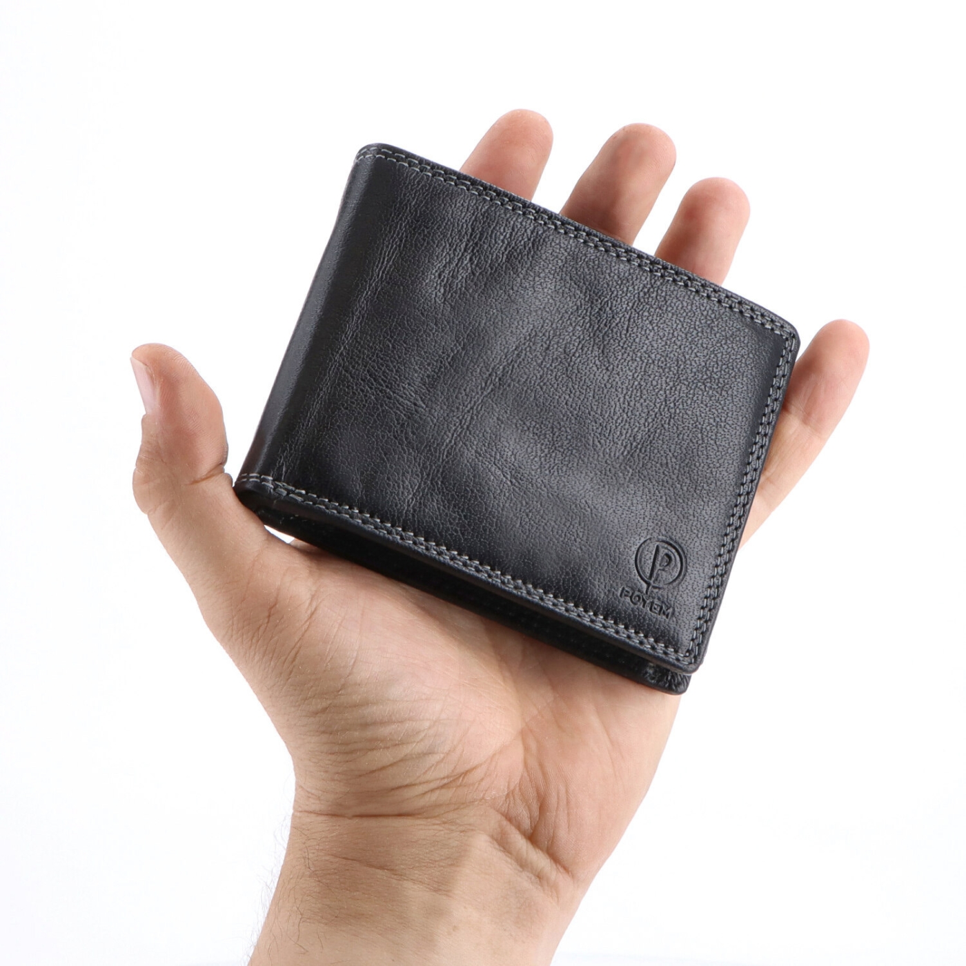 Kvalitná kožená peňaženka Poyem materiál kože zapínanie Bez zapínania farba čierna veľkosť malá 5236 Poyem C V ruke