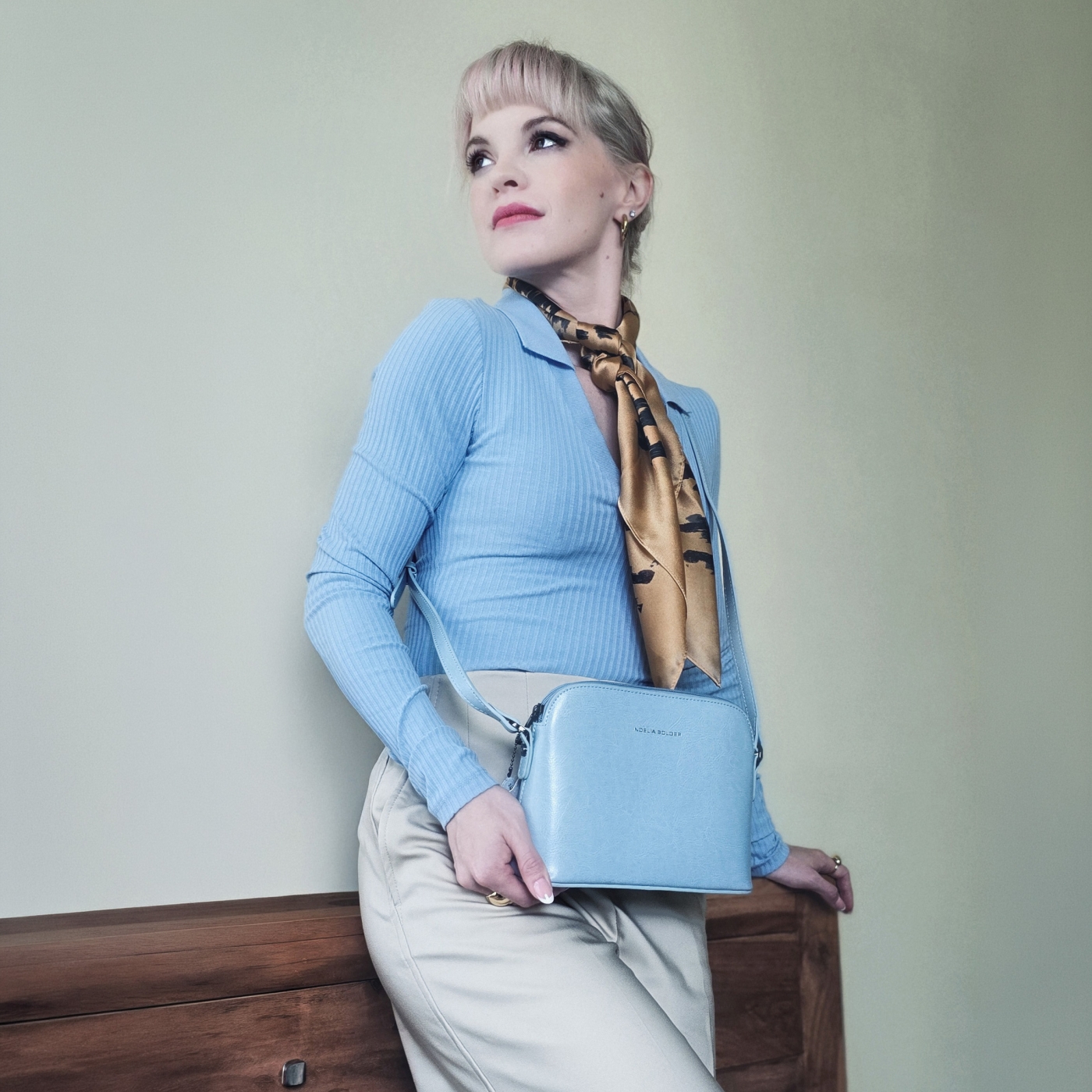 Luxusná malá kožená crossbody kabelka Noelia Bolger materiál kože zapínanie na zips farba modrá veľkosť malá NB 0080 SM Lifestyle
