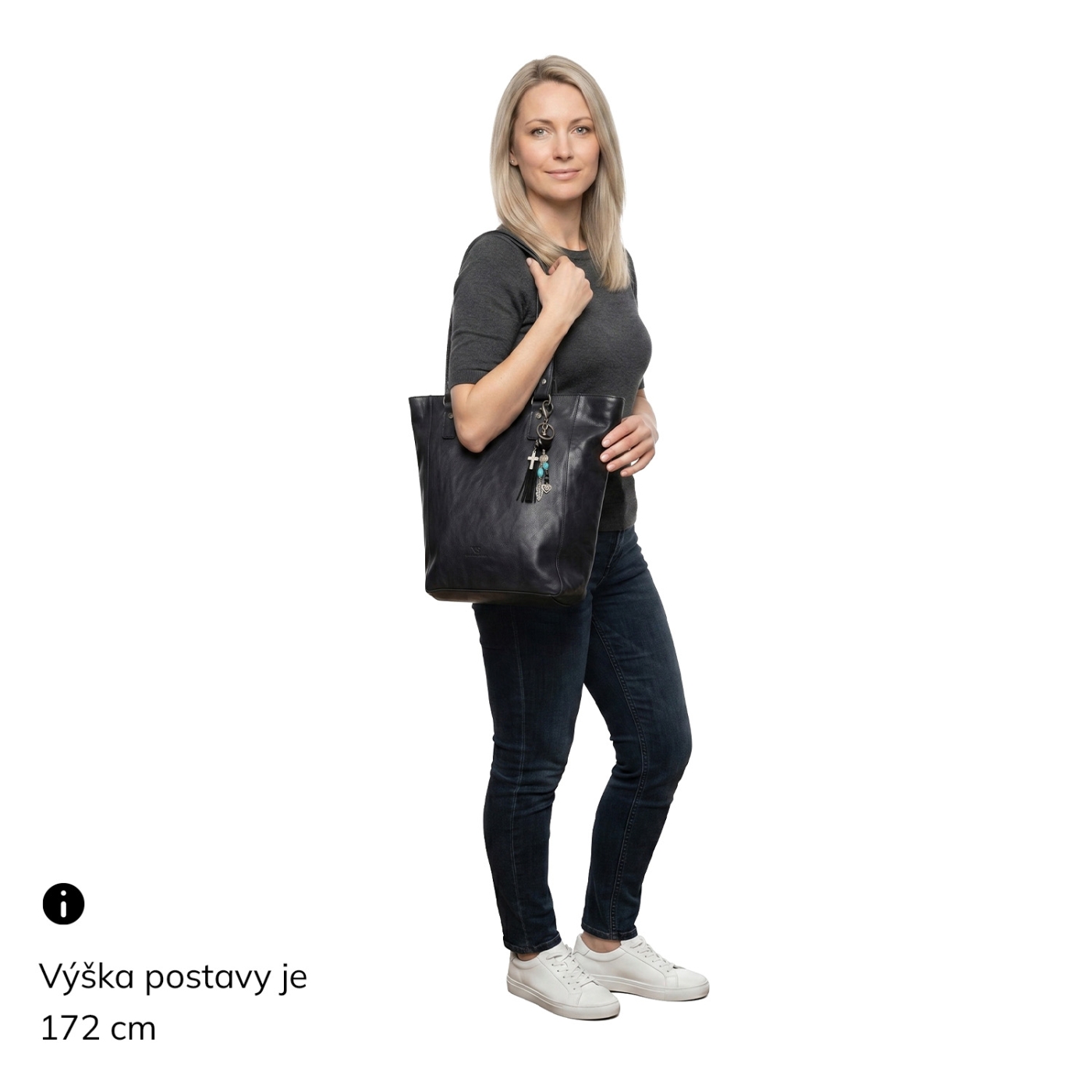 Dámska kožená shopperka s príveskom Noelia Bolger materiál kože zapínanie na zips farba čierna veľkosť veľká NB 3103 C Na postave