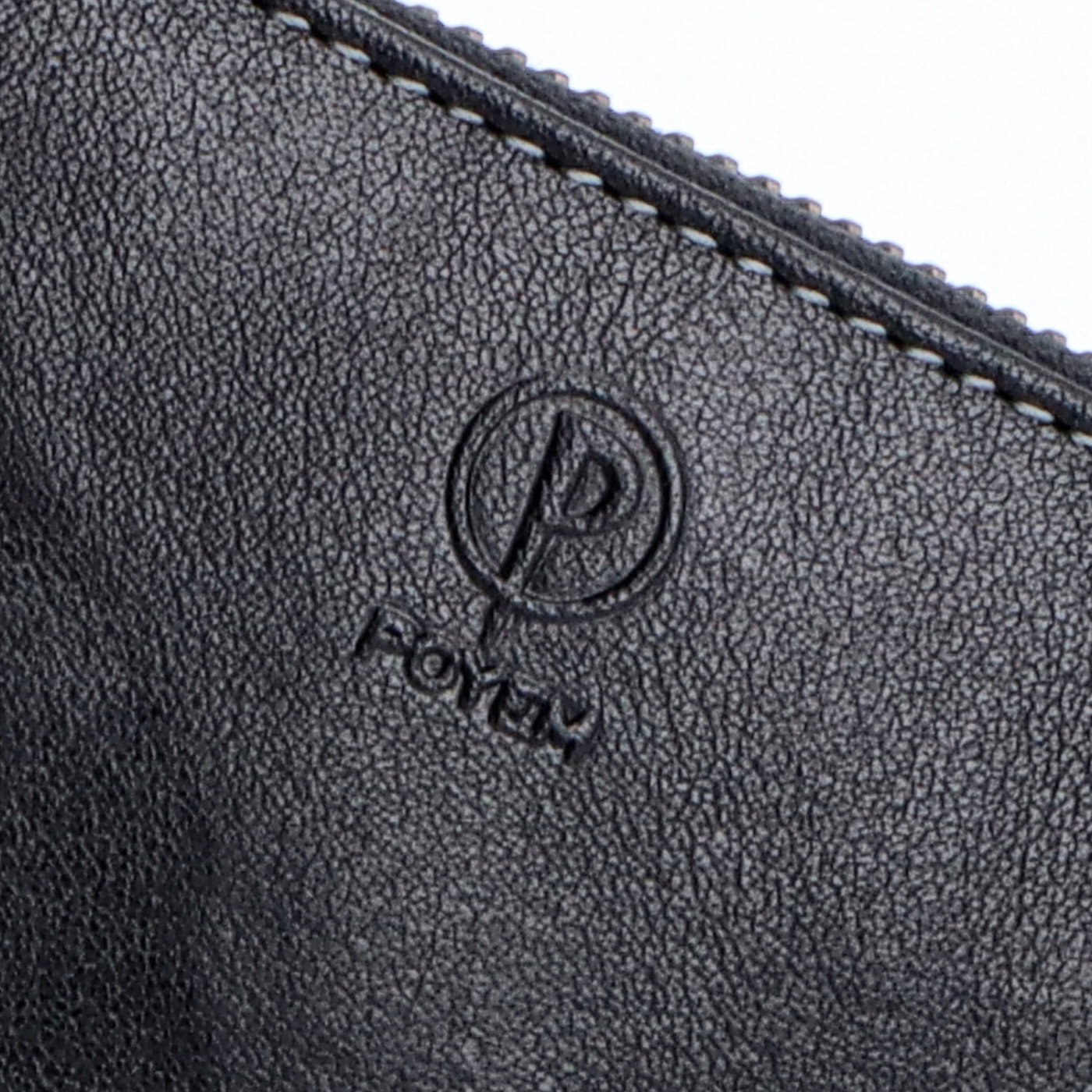 Kožená peňaženka peračník Poyem materiál kože zapínanie na zips farba čierna veľkosť veľká 5212 Poyem C Logo