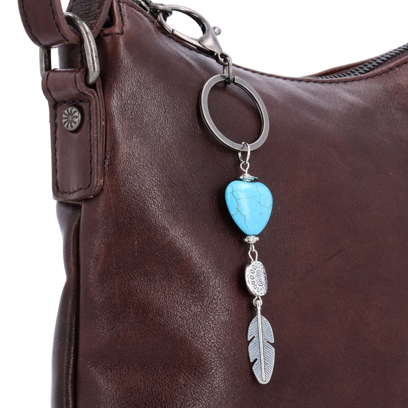 Kožená crossbody kabelka s príveskom Noelia Bolger materiál kože zapínanie na zips farba hnedá veľkosť malá NB 3100 H Detail
