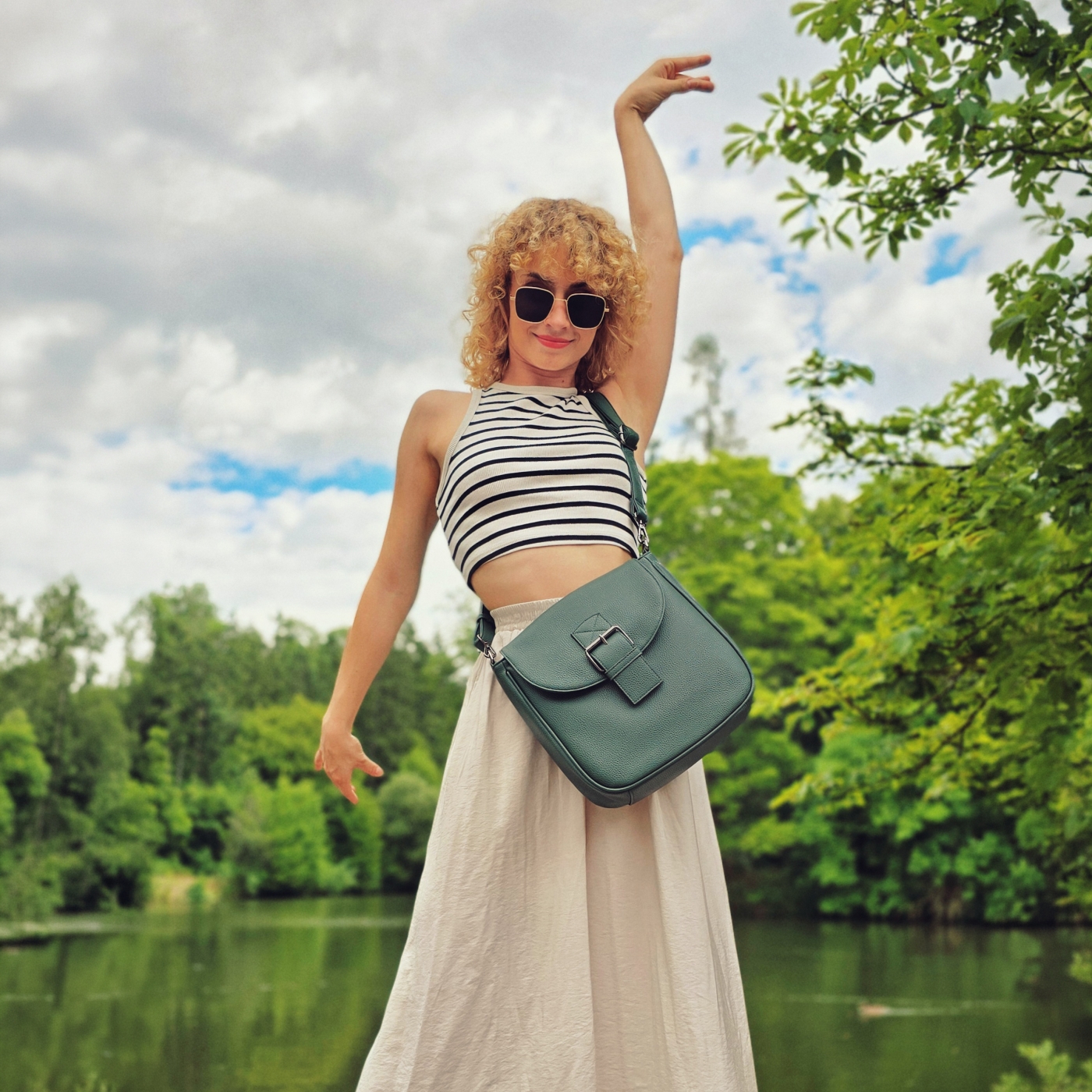 Syntetická crossbody kabelka s výraznou sponou Carmelo materiál syntetická koža zapínanie s chlopňou farba zelená veľkosť stredná 4363 TZE Lifestyle