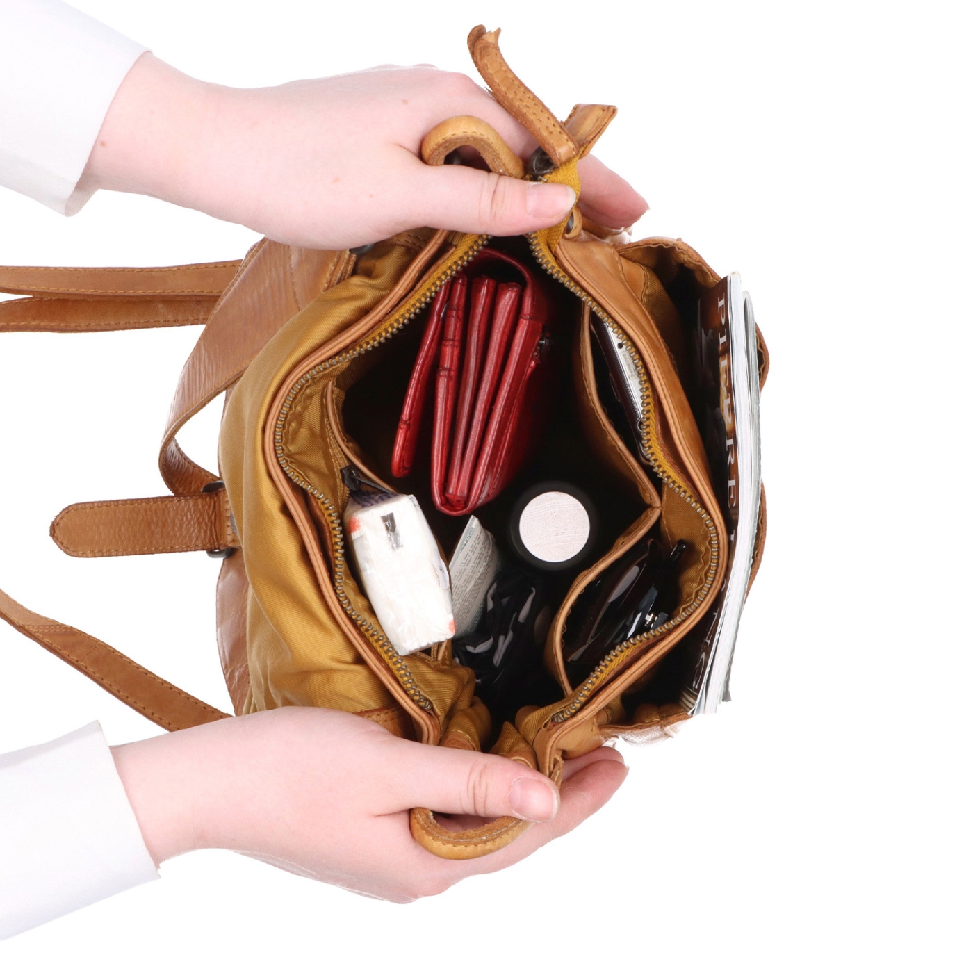 Kožená crossbody kabelka so zdobenou chlopňou Noelia Bolger materiál kože zapínanie s chlopňou farba žltá veľkosť stredná NB 2030 ZLU Vnútro